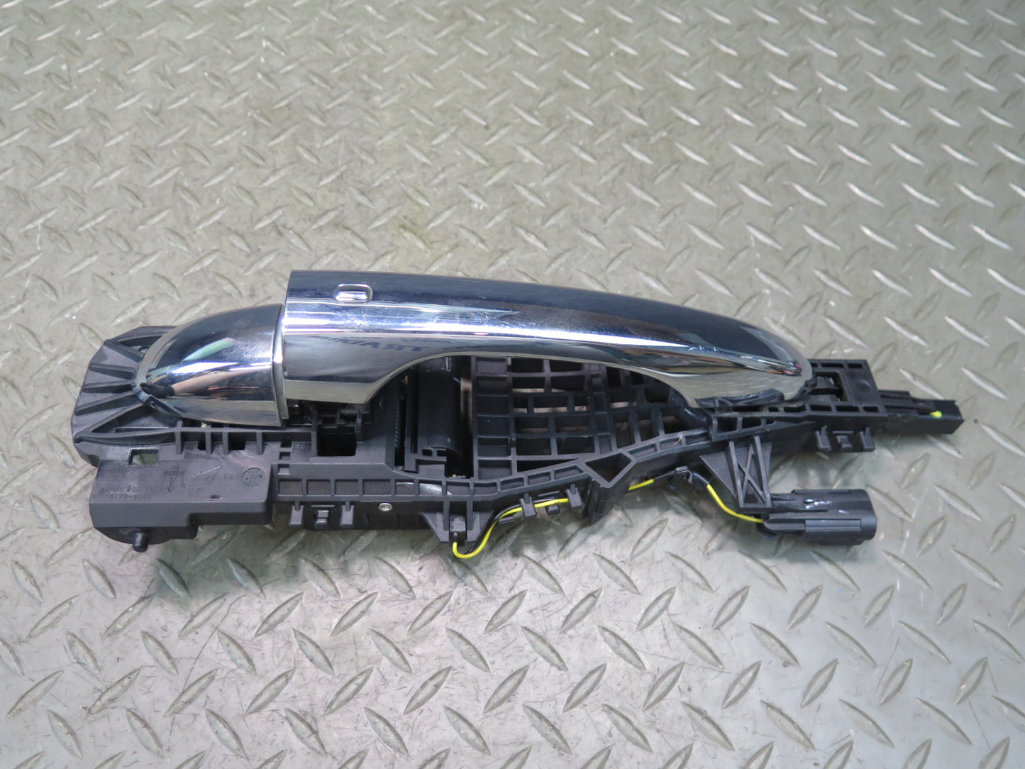 17-20 Maserati Levante M161 Front Right Door Exterior Handle w Keyless Entry