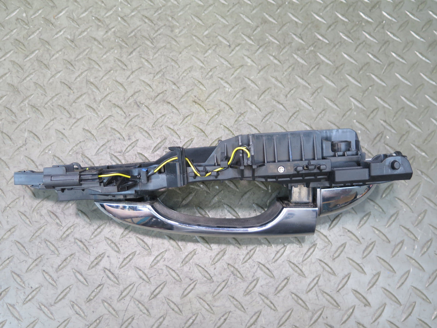 17-20 Maserati Levante M161 Front Right Door Exterior Handle w Keyless Entry