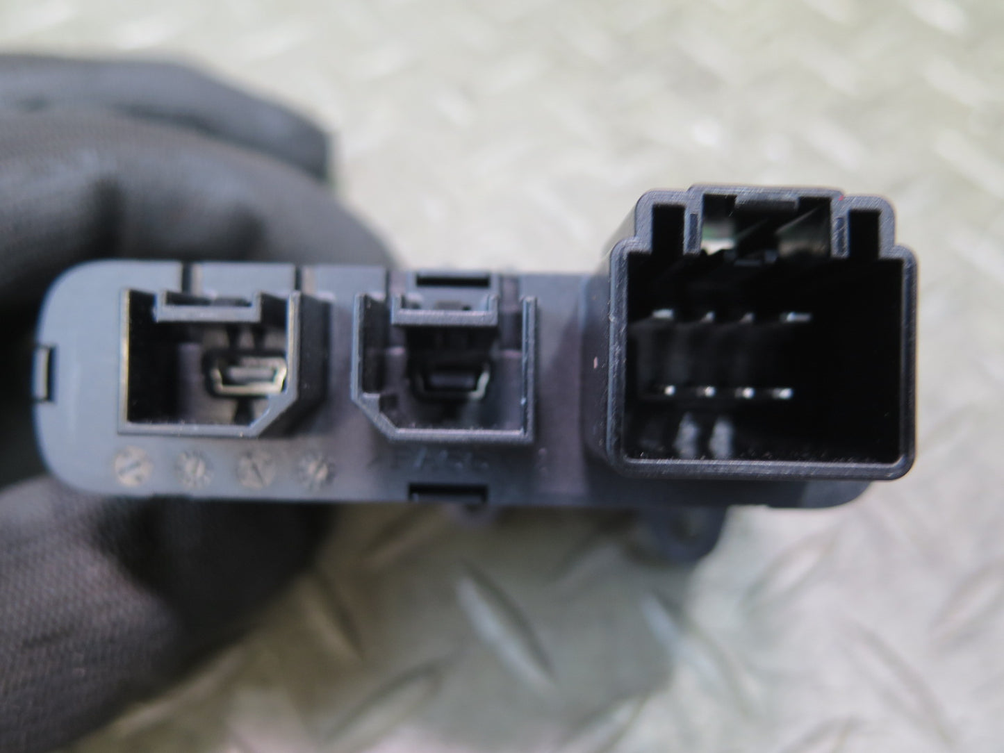 2017-2020 Maserati Levante M161 Center Console AUX USB Hub 670104961