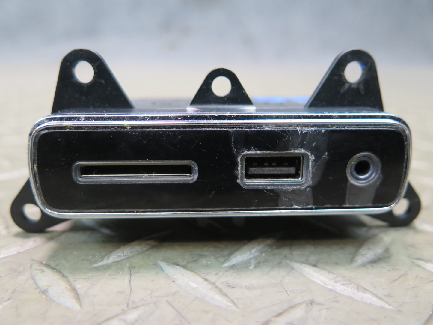 2017-2020 Maserati Levante M161 Center Console AUX USB Hub 670104961