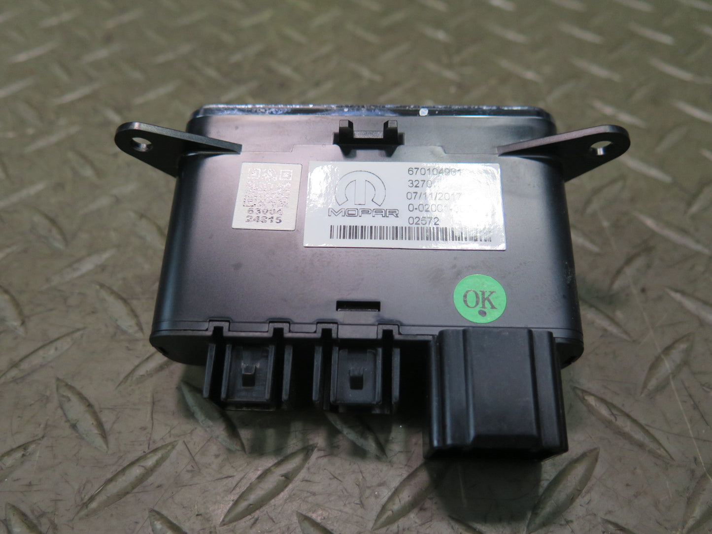 2017-2020 Maserati Levante M161 Center Console AUX USB Hub 670104961