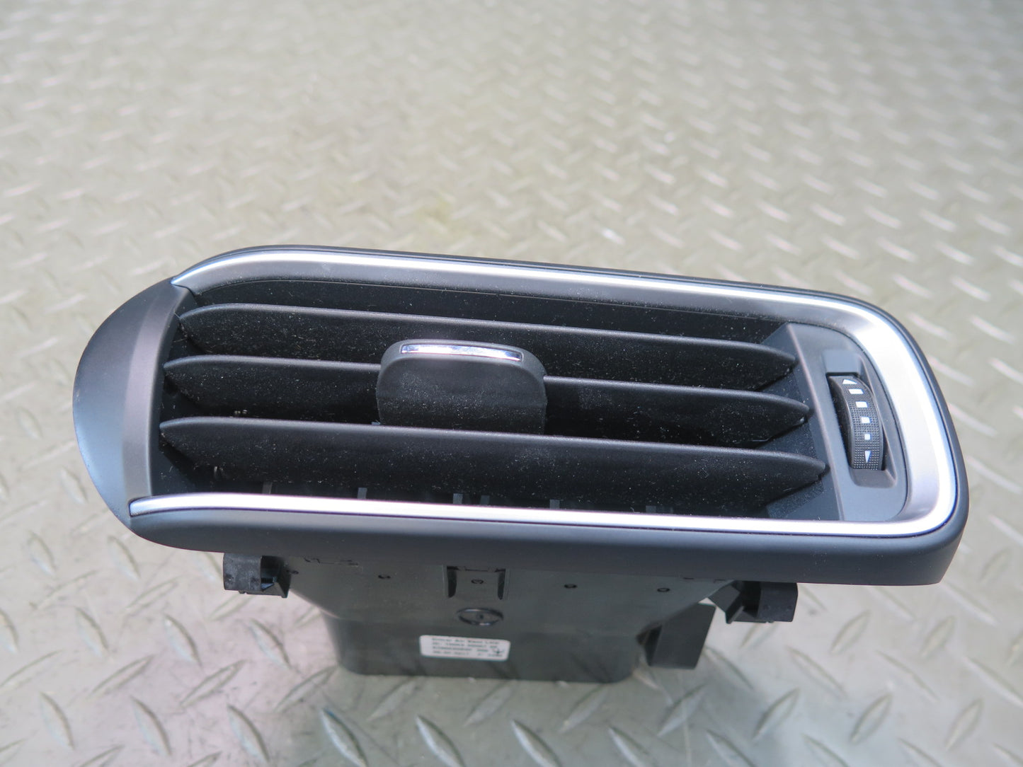 2017-2020 Maserati Levante M161 Dash Front Left A/C Air Vent Grille
