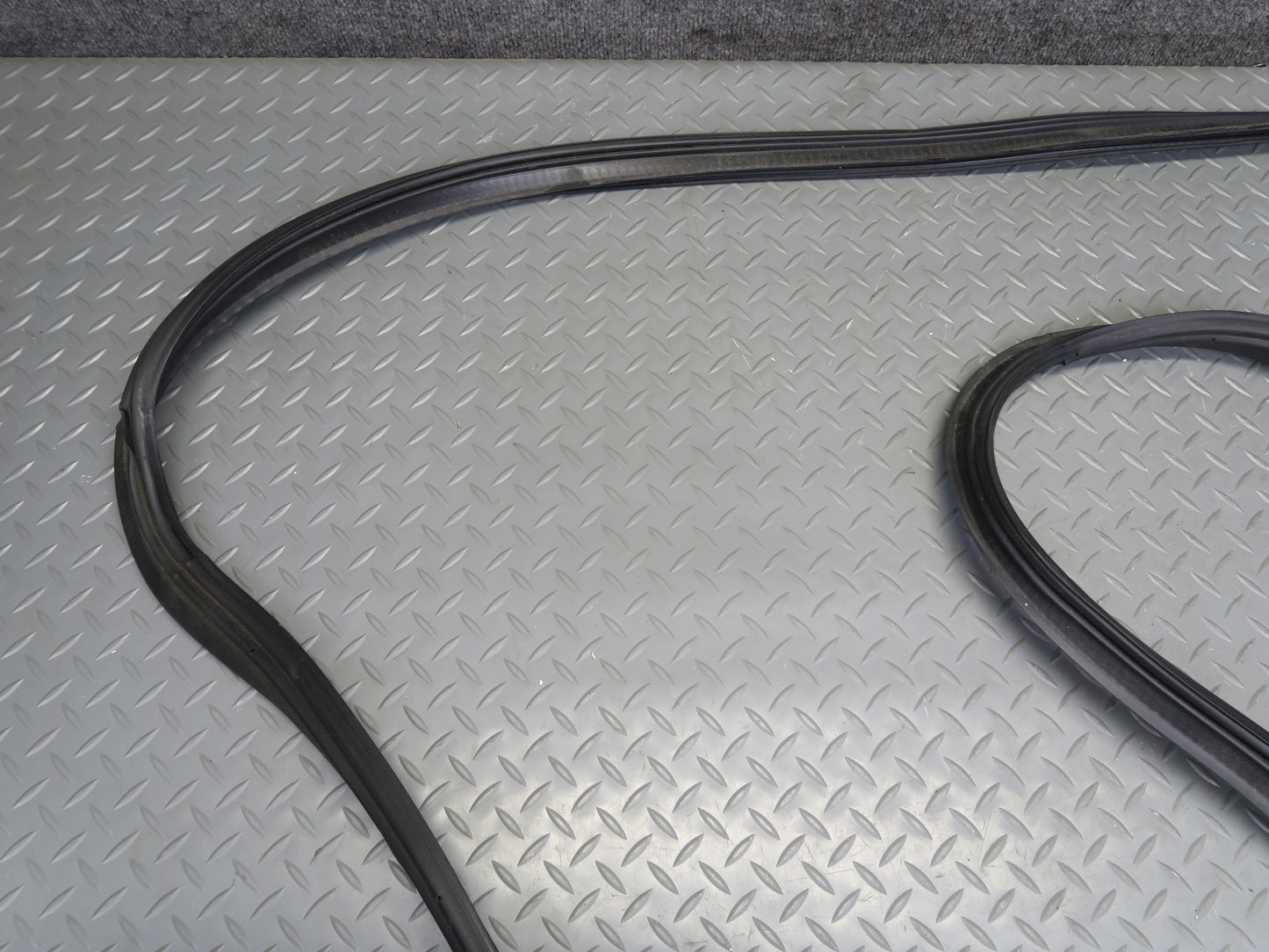 05-13 Chevrolet Corvette C6 Coupe Rear Trunk Weatherstrip Rubber Seal OEM