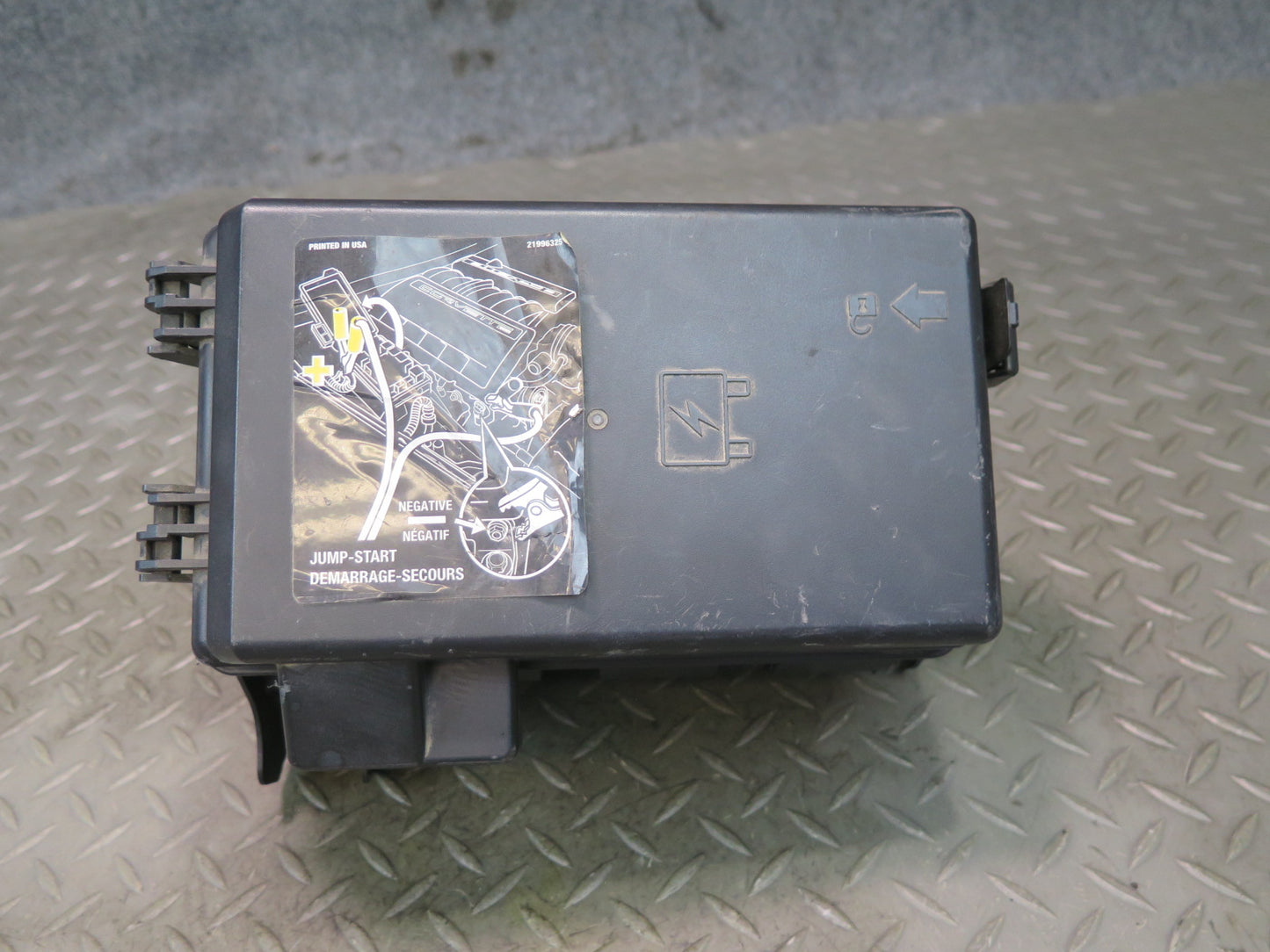 05-07 Chevrolet Corvette C6 LS2 6.0L Engine Bay Relay Fuse Box OEM