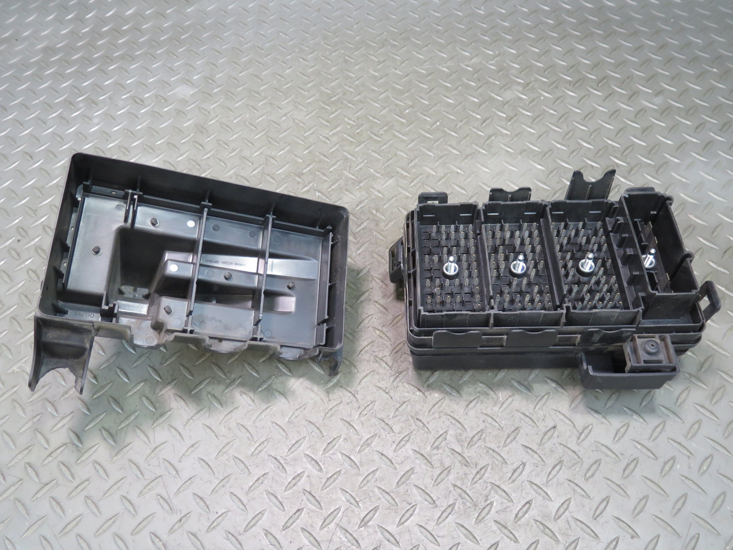 05-07 Chevrolet Corvette C6 LS2 6.0L Engine Bay Relay Fuse Box OEM