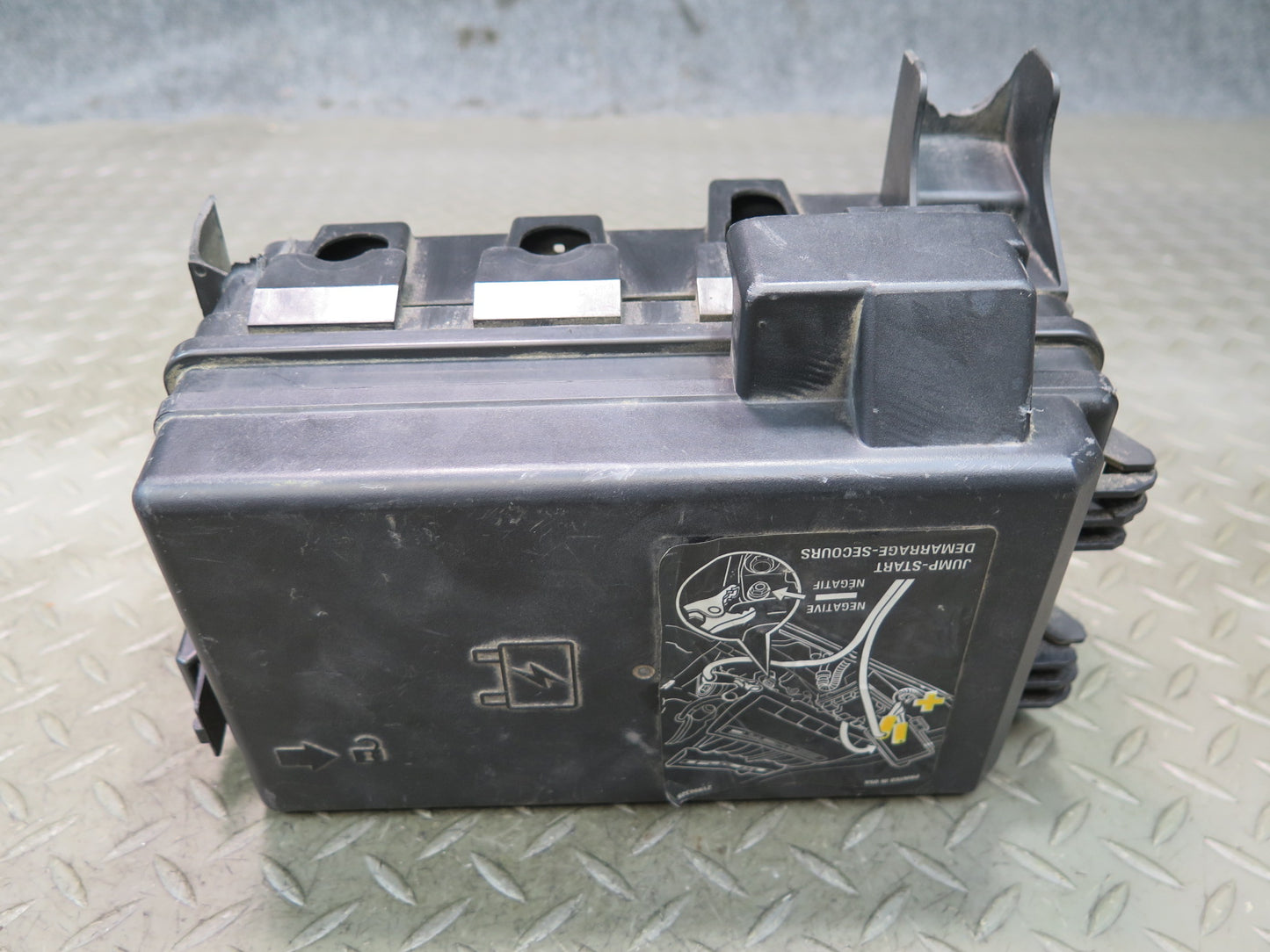 05-07 Chevrolet Corvette C6 LS2 6.0L Engine Bay Relay Fuse Box OEM