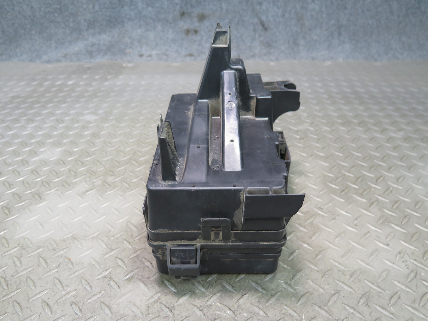 05-07 Chevrolet Corvette C6 LS2 6.0L Engine Bay Relay Fuse Box OEM