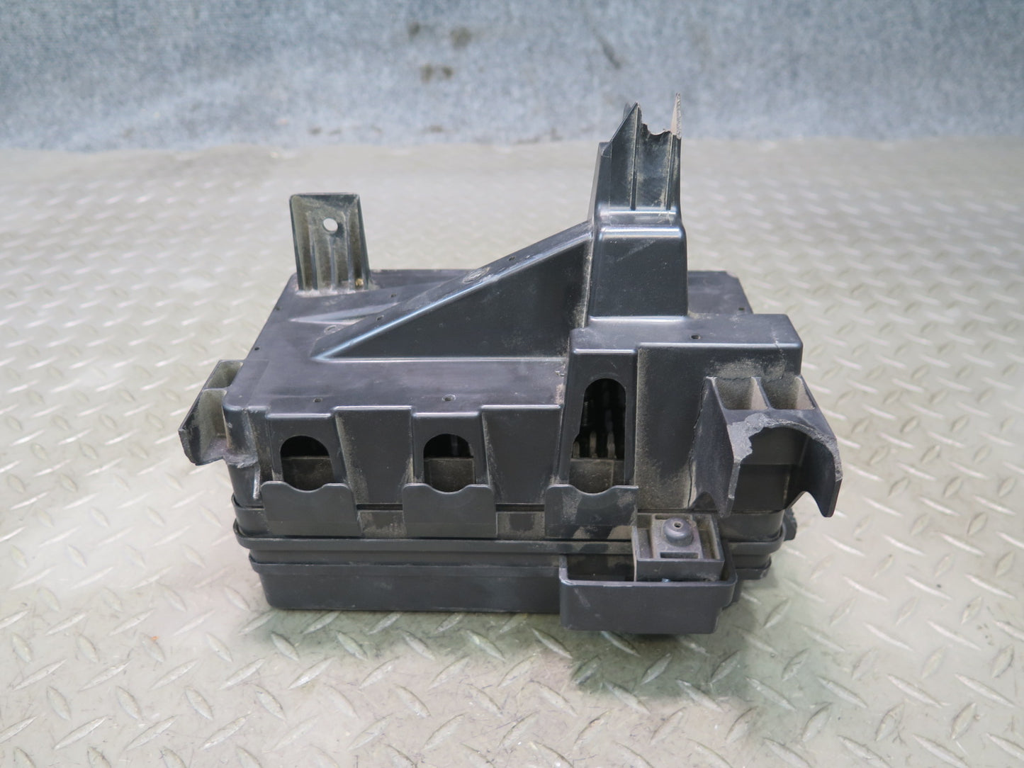 05-07 Chevrolet Corvette C6 LS2 6.0L Engine Bay Relay Fuse Box OEM