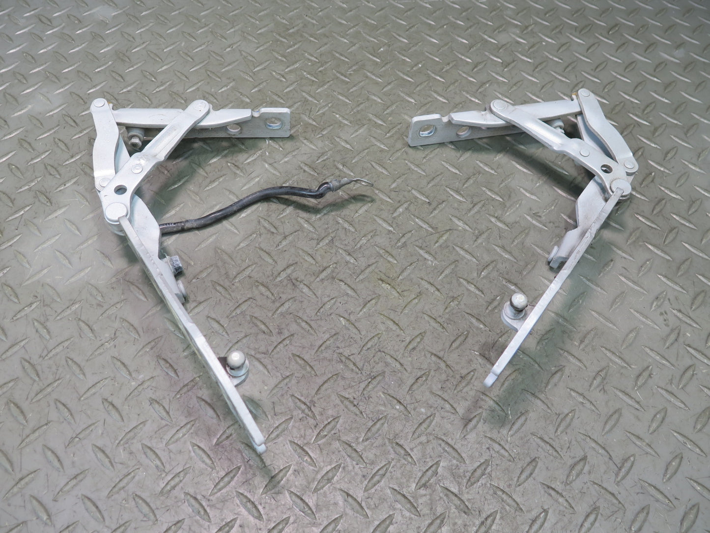 97-03 BMW E39 540ia Front Left & Right Hood Bonnet Hinge Set Silver OEM