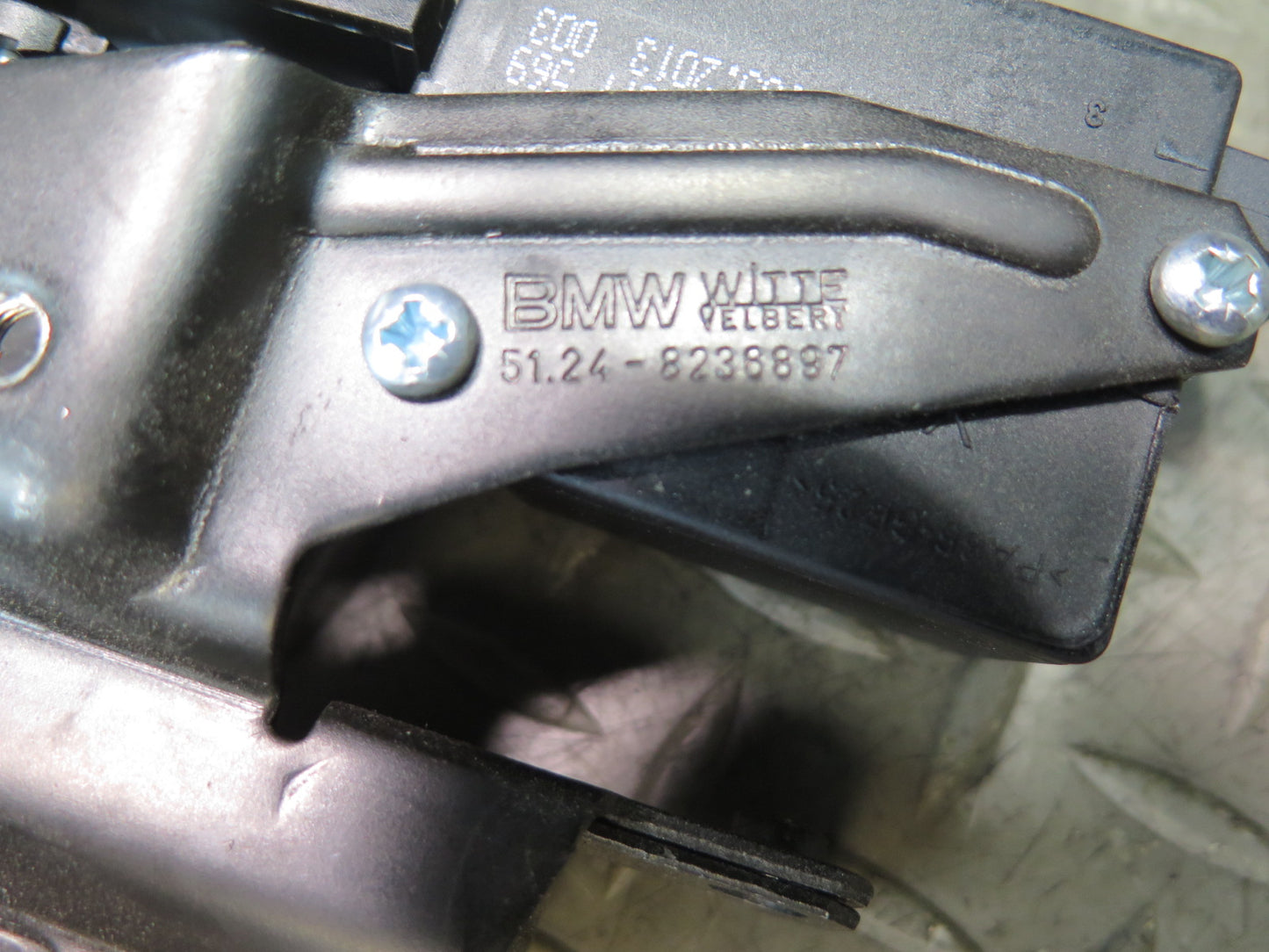 98-03 BMW E39 540ia Sedan Rear Trunk Lid Lock Latch Actuator 8236897 OEM
