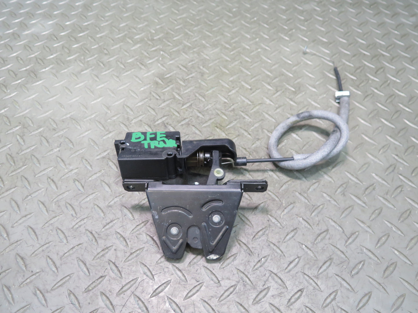 98-03 BMW E39 540ia Sedan Rear Trunk Lid Lock Latch Actuator 8236897 OEM