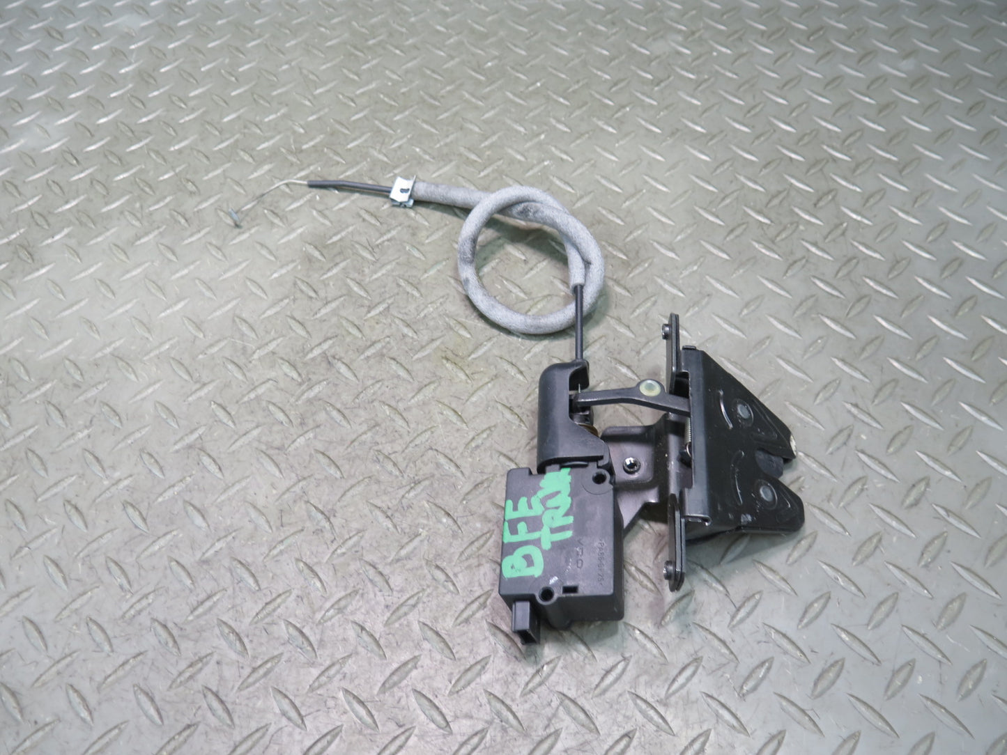98-03 BMW E39 540ia Sedan Rear Trunk Lid Lock Latch Actuator 8236897 OEM