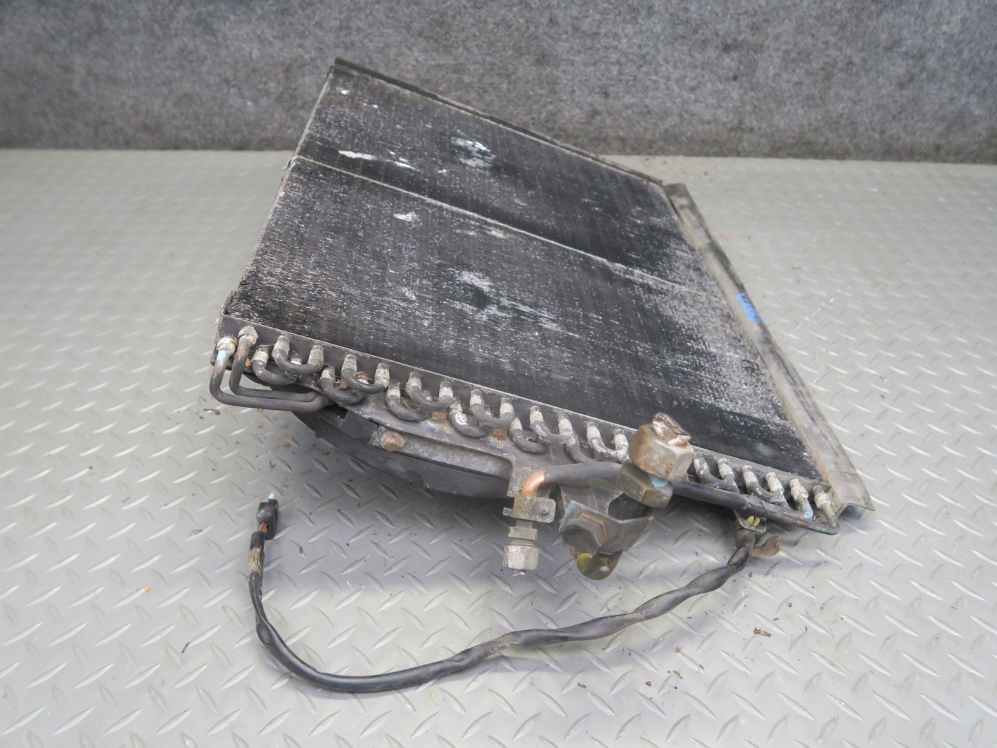 90-93 Mercedes W124 300E A/C Air Condition Condenser w Cooling Fan Shroud OEM