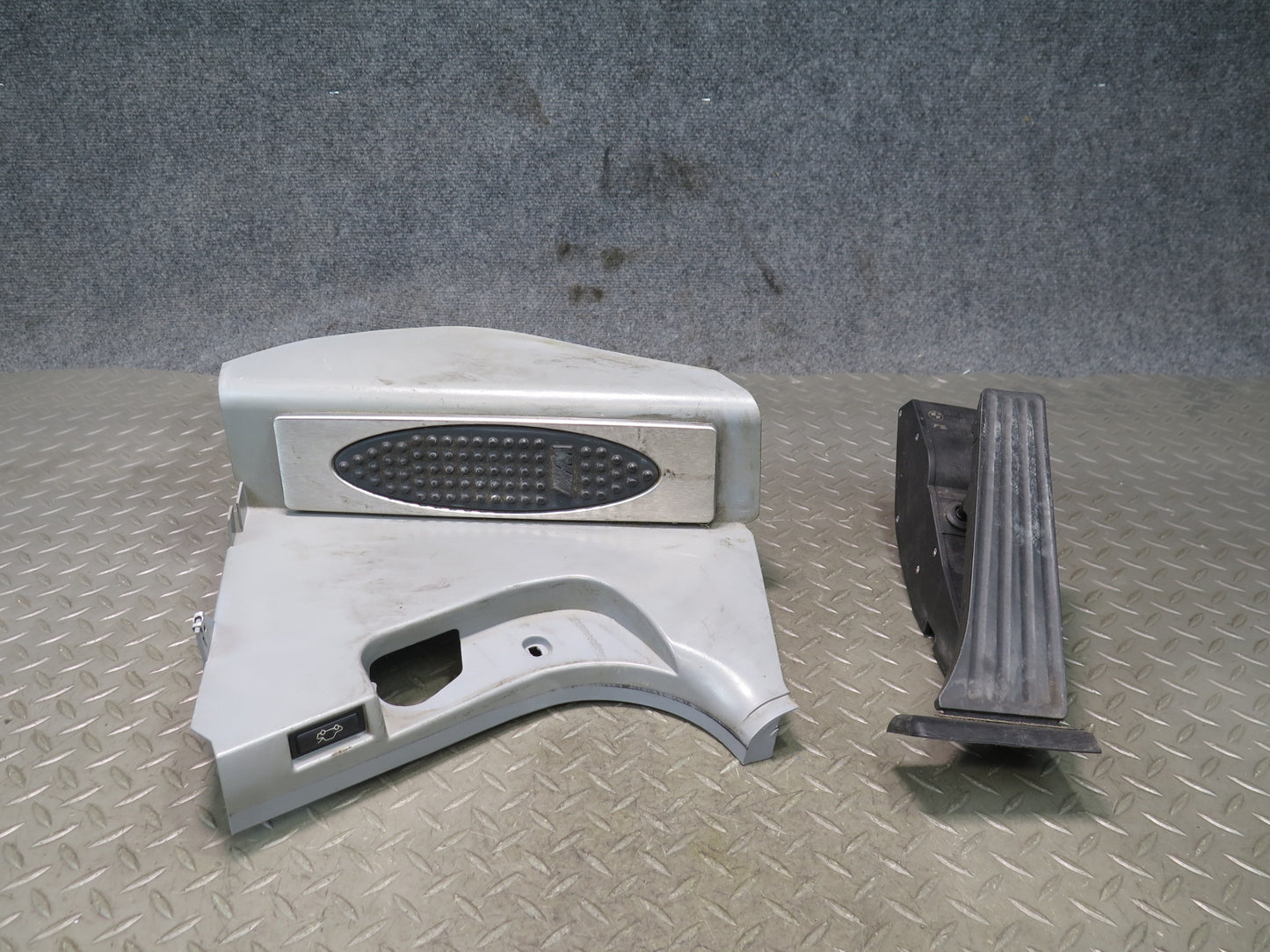 02-03 BMW E39 540ia A/T M-sport Foot Rest Panel & Acceleration Pedal Set OEM