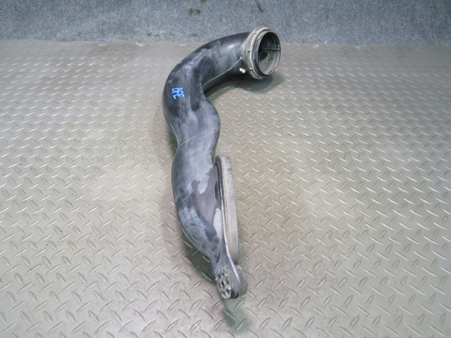 97-03 BMW E39 540ia 4.4L M62  Air Filter Box Intake Air Duct 1437631 OEM