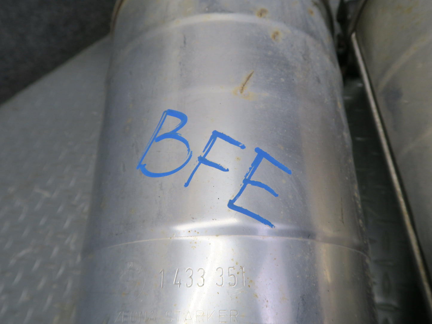 02-03 BMW E39 540i 4.4L M62 Sedan Rear Exhaust Muffler Zeuna Starker 1433351 OEM
