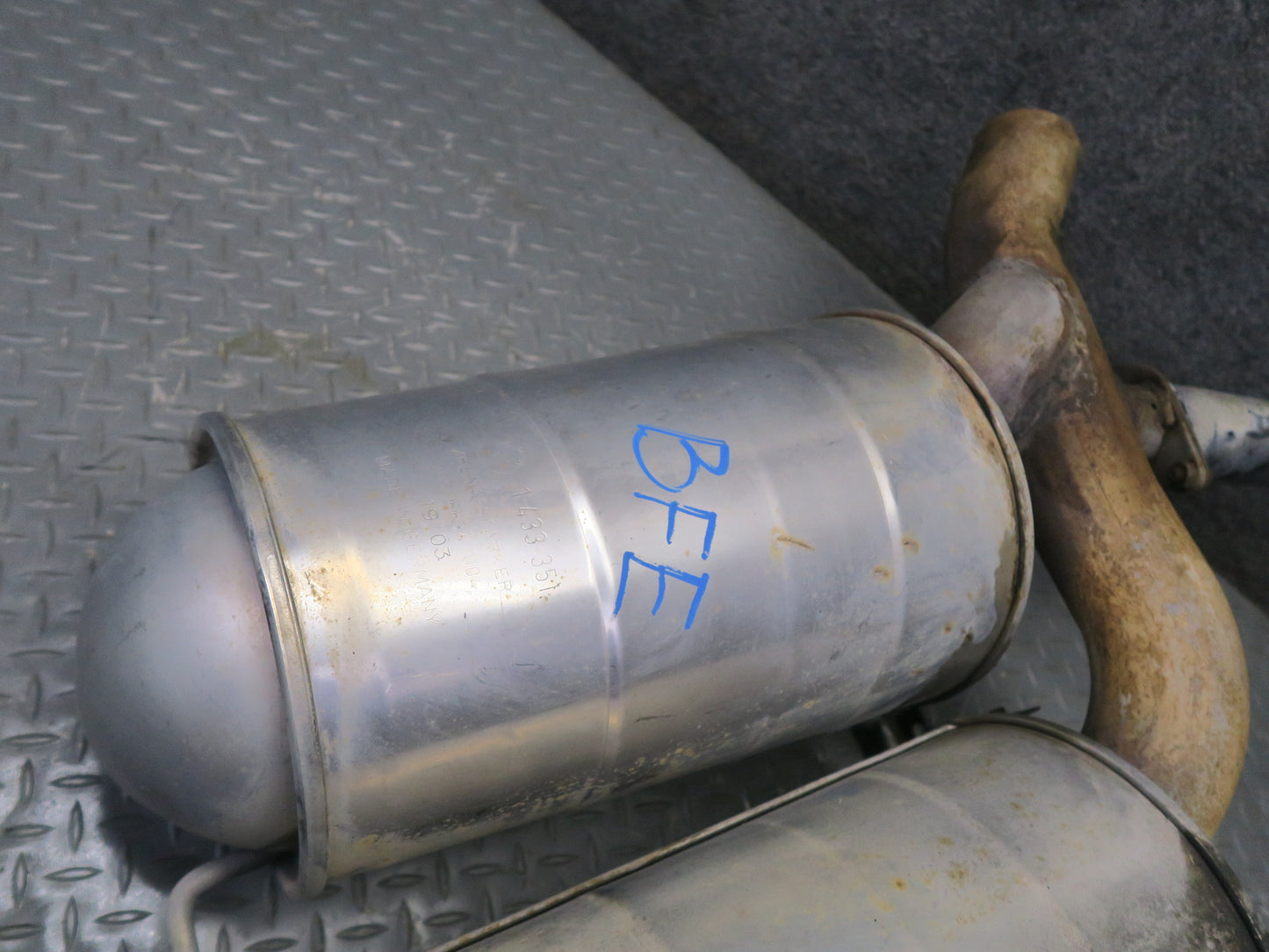 02-03 BMW E39 540i 4.4L M62 Sedan Rear Exhaust Muffler Zeuna Starker 1433351 OEM