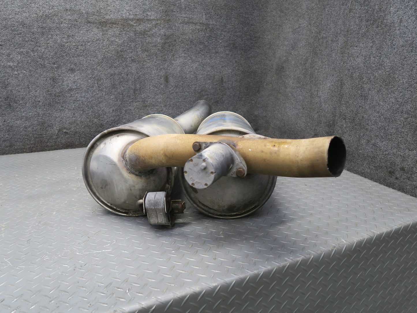 02-03 BMW E39 540i 4.4L M62 Sedan Rear Exhaust Muffler Zeuna Starker 1433351 OEM