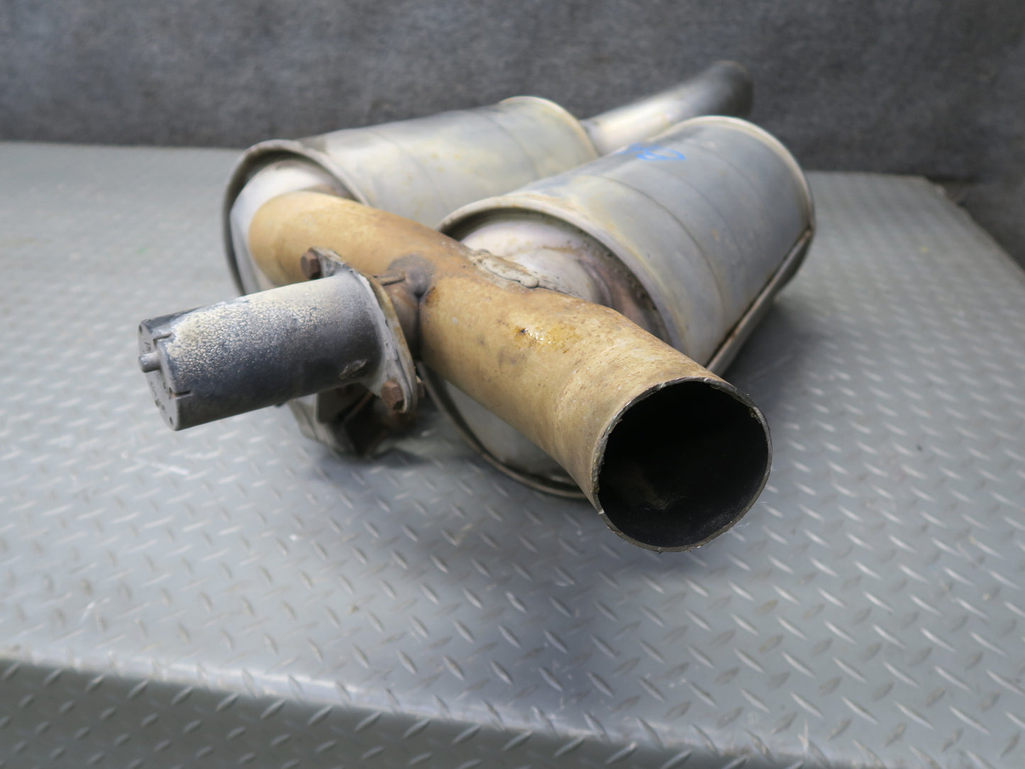 02-03 BMW E39 540i 4.4L M62 Sedan Rear Exhaust Muffler Zeuna Starker 1433351 OEM