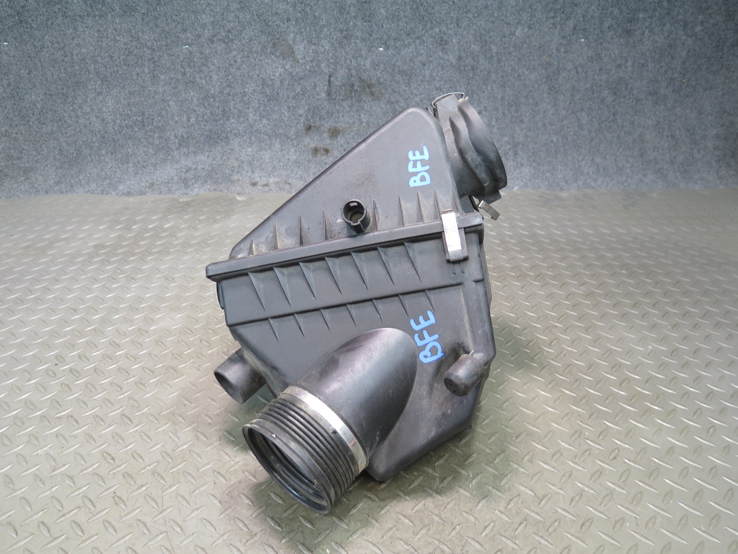 99-03 BMW E39 540ia 4.4L M62 Air Intake Muffler Leaner Filter Box OEM