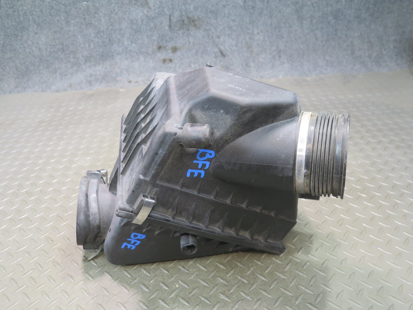 99-03 BMW E39 540ia 4.4L M62 Air Intake Muffler Leaner Filter Box OEM