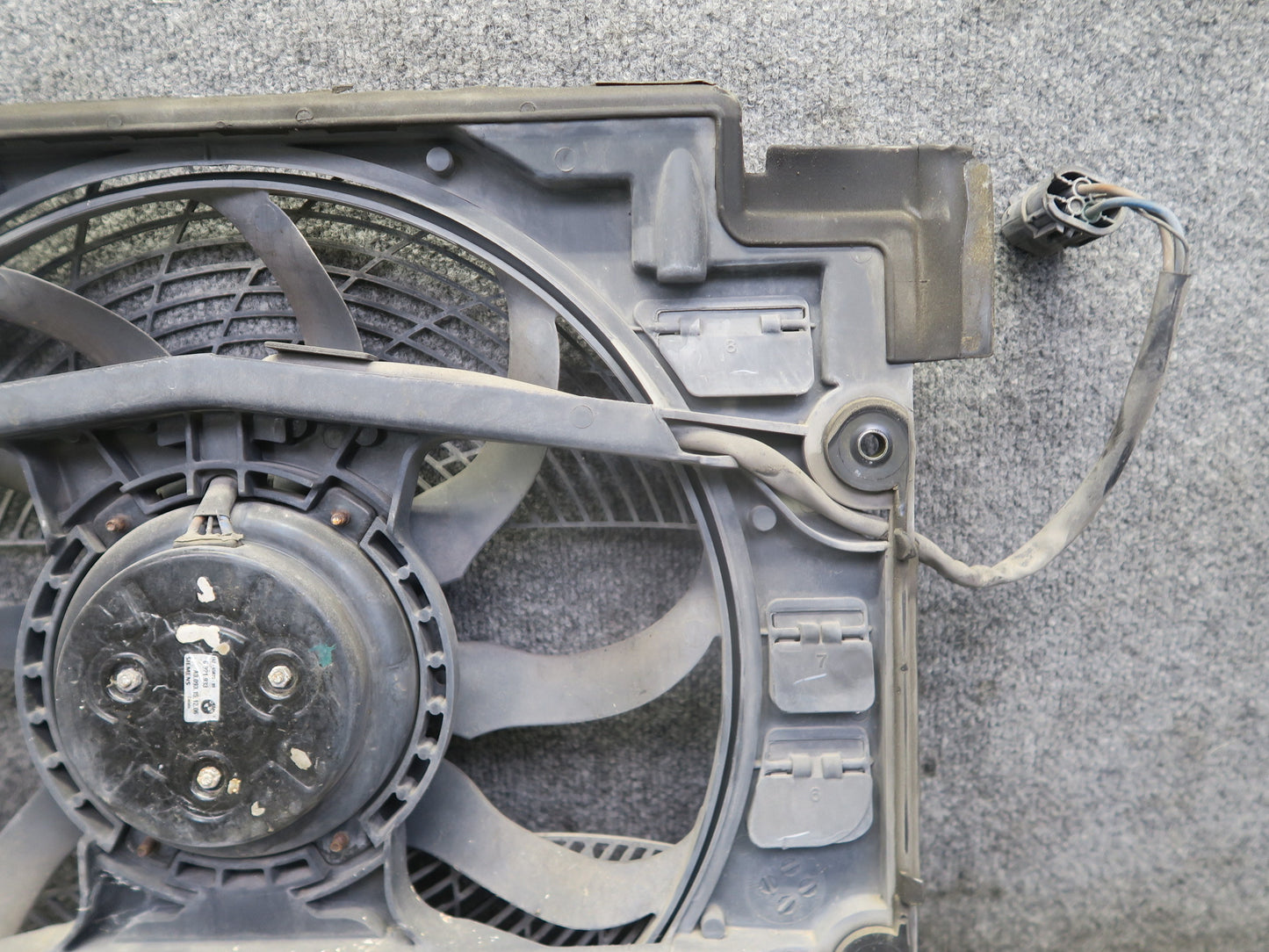 99-03 BMW E39 540ia A/C Condenser Auxiliary Pusher Cooling Fan 6921933 OEM