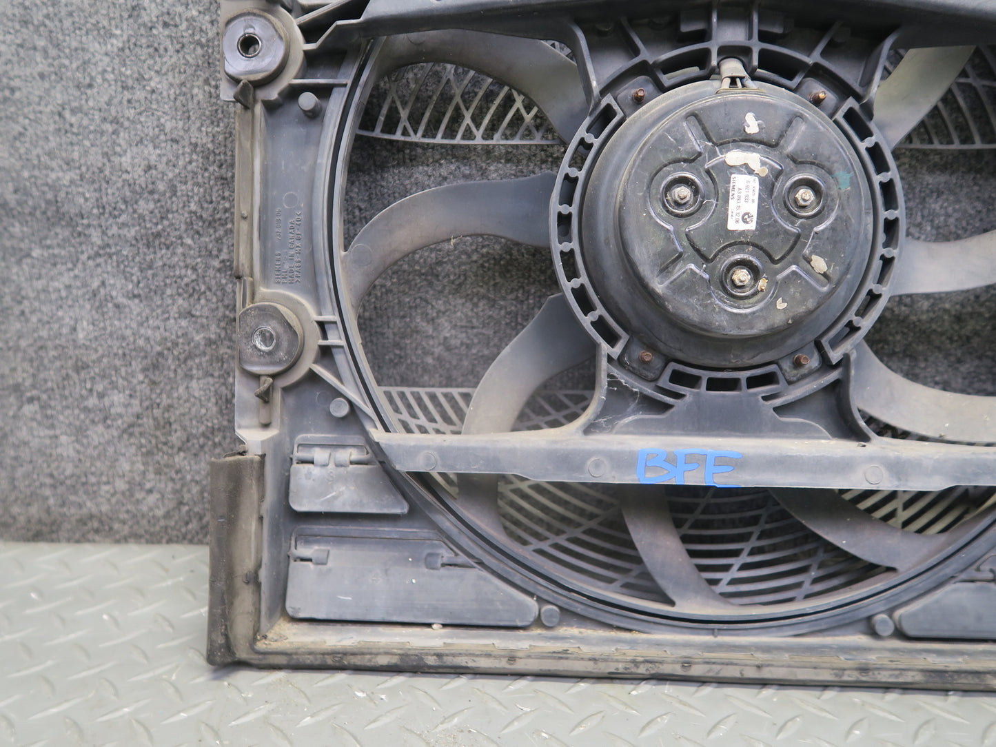 99-03 BMW E39 540ia A/C Condenser Auxiliary Pusher Cooling Fan 6921933 OEM