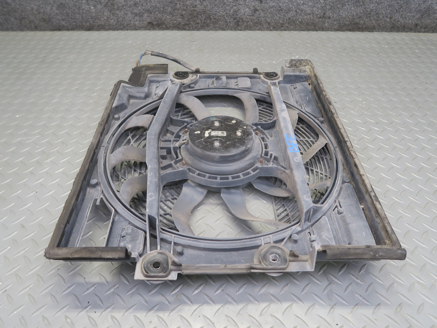 99-03 BMW E39 540ia A/C Condenser Auxiliary Pusher Cooling Fan 6921933 OEM