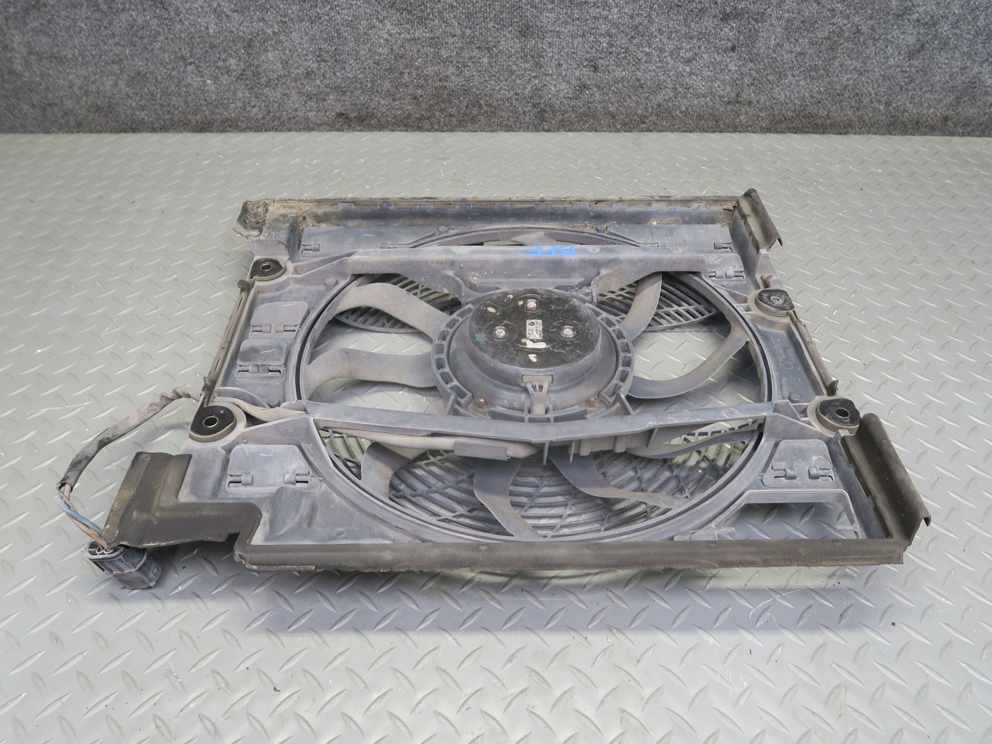 99-03 BMW E39 540ia A/C Condenser Auxiliary Pusher Cooling Fan 6921933 OEM