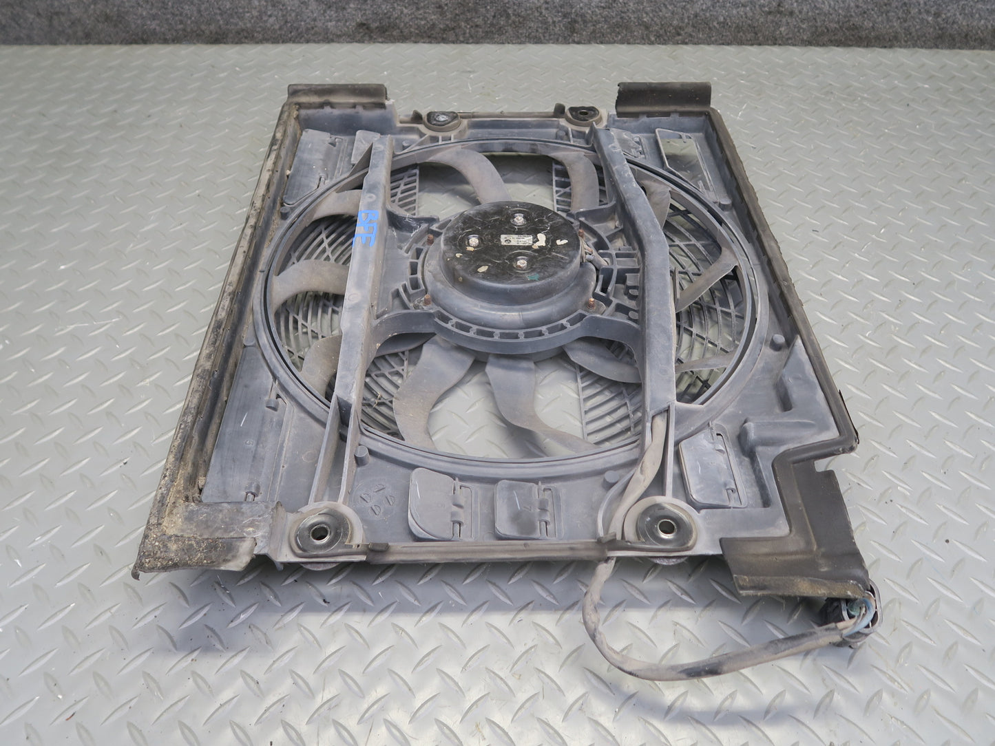 99-03 BMW E39 540ia A/C Condenser Auxiliary Pusher Cooling Fan 6921933 OEM