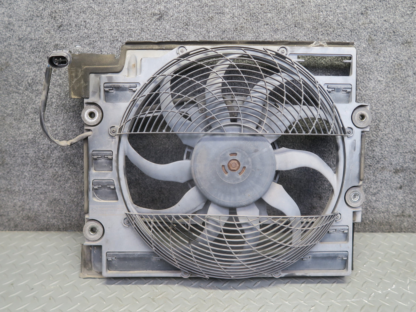 99-03 BMW E39 540ia A/C Condenser Auxiliary Pusher Cooling Fan 6921933 OEM
