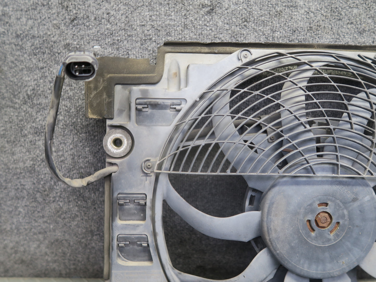 99-03 BMW E39 540ia A/C Condenser Auxiliary Pusher Cooling Fan 6921933 OEM