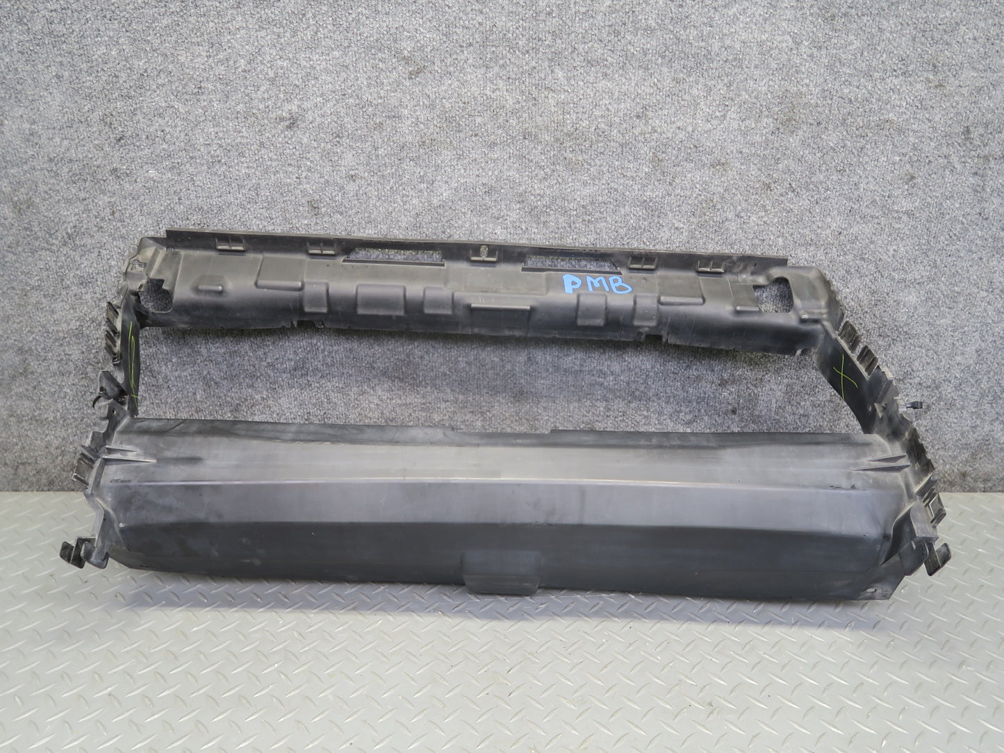 2015-2018 Porsche Macan Turbo Center Radiator Support Air Duct Guide