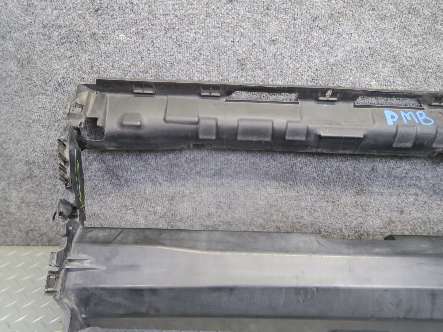 2015-2018 Porsche Macan Turbo Center Radiator Support Air Duct Guide