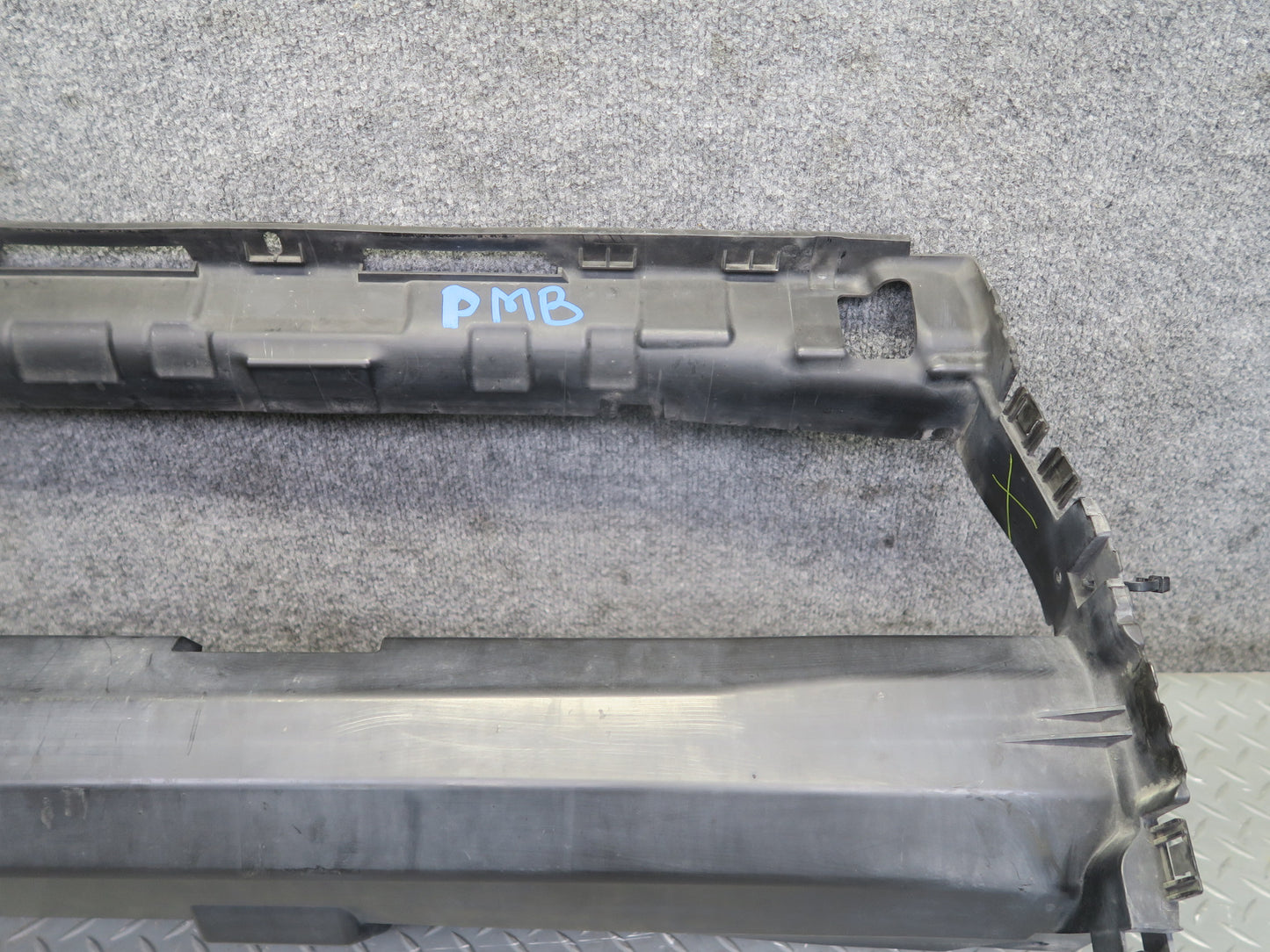 2015-2018 Porsche Macan Turbo Center Radiator Support Air Duct Guide
