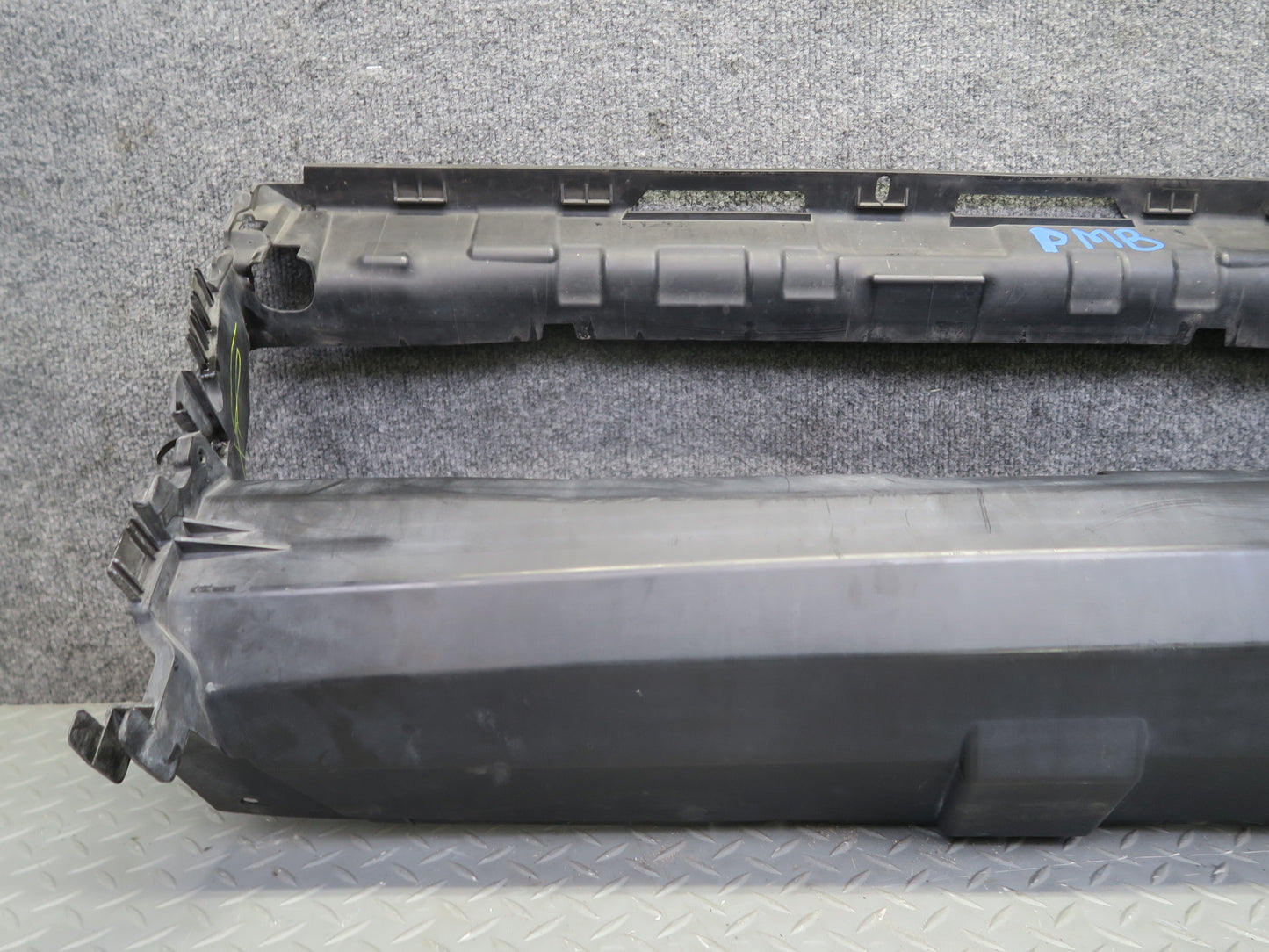 2015-2018 Porsche Macan Turbo Center Radiator Support Air Duct Guide