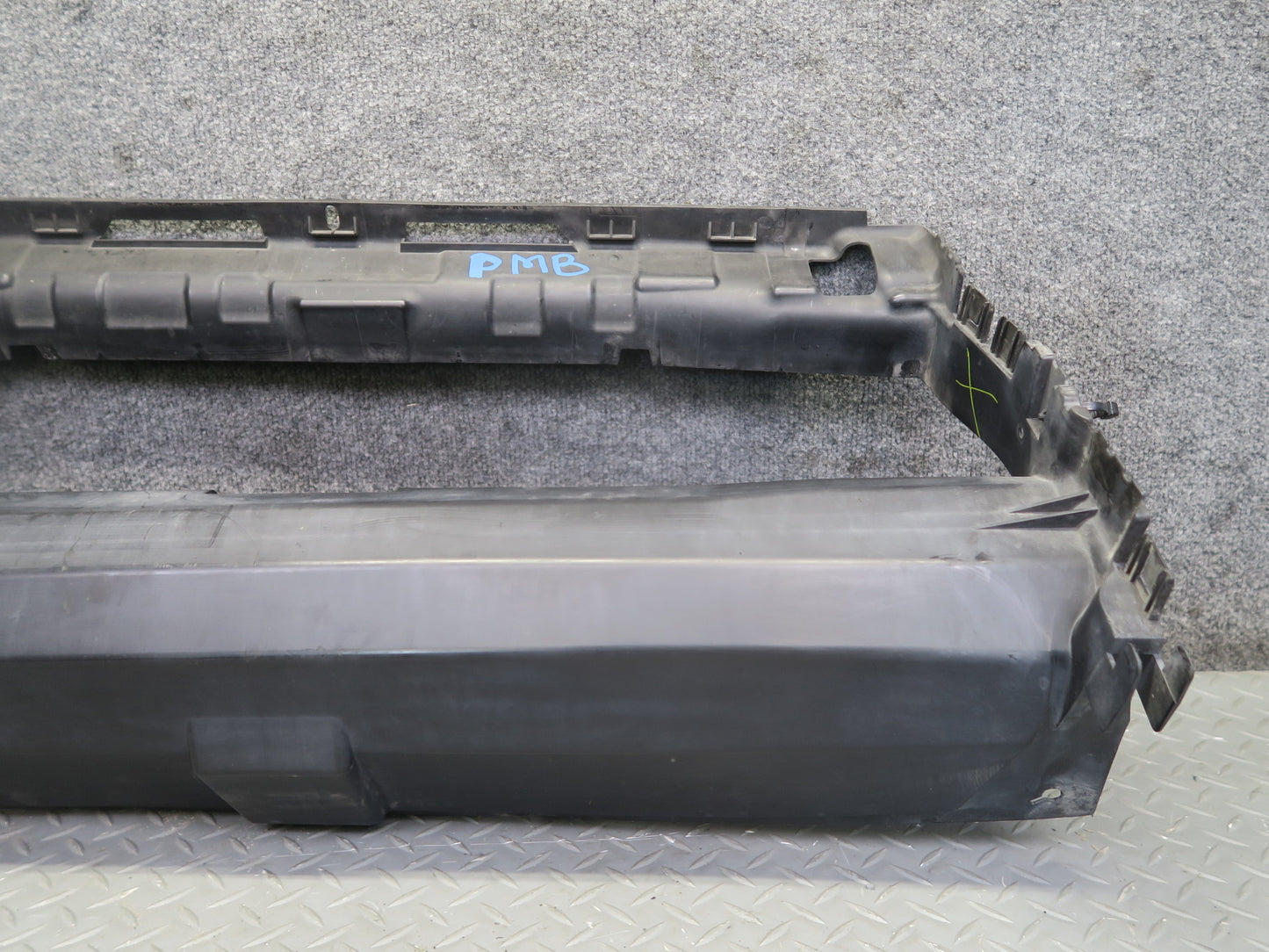 2015-2018 Porsche Macan Turbo Center Radiator Support Air Duct Guide