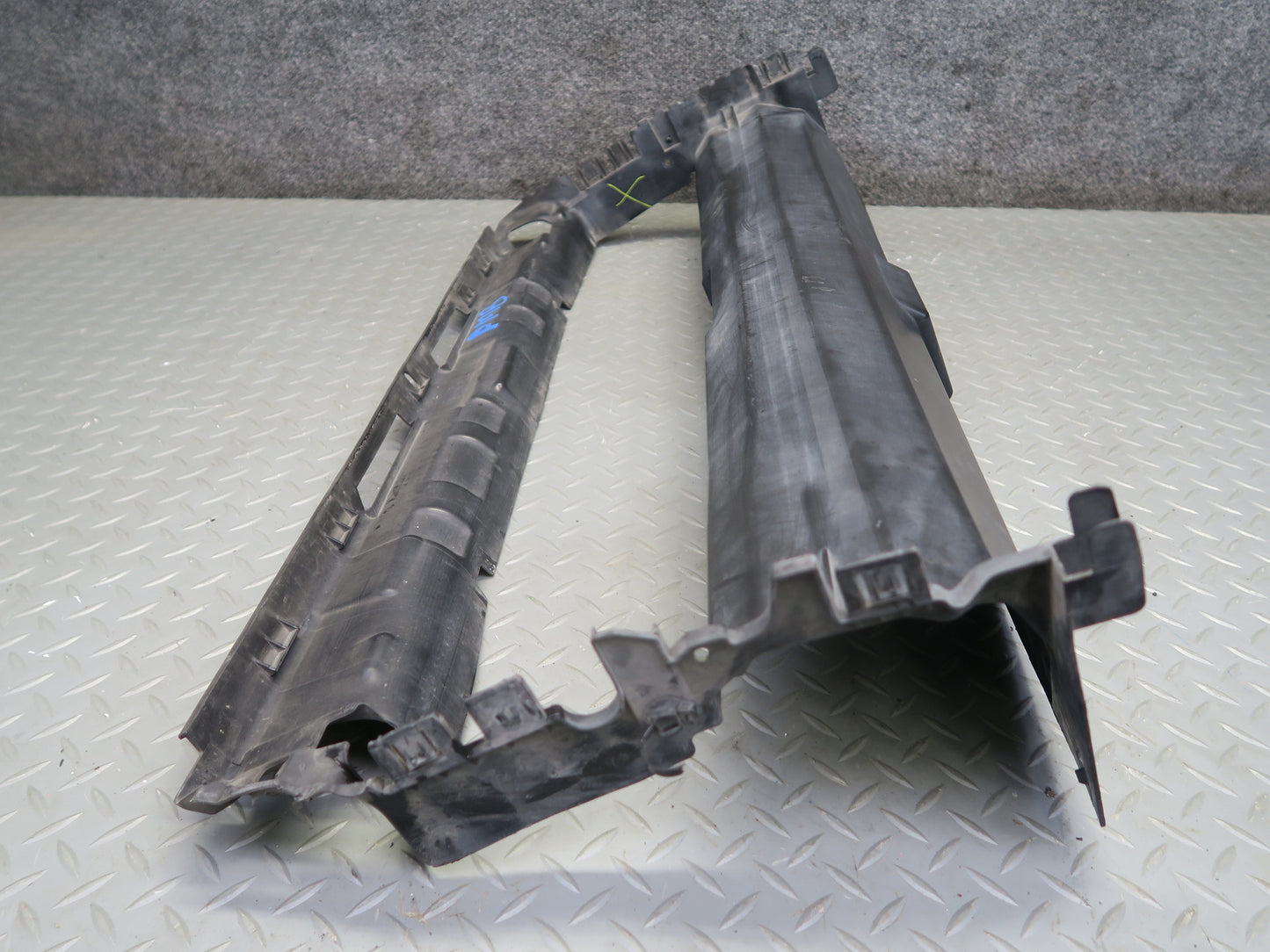 2015-2018 Porsche Macan Turbo Center Radiator Support Air Duct Guide