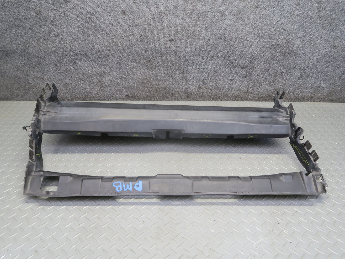 2015-2018 Porsche Macan Turbo Center Radiator Support Air Duct Guide