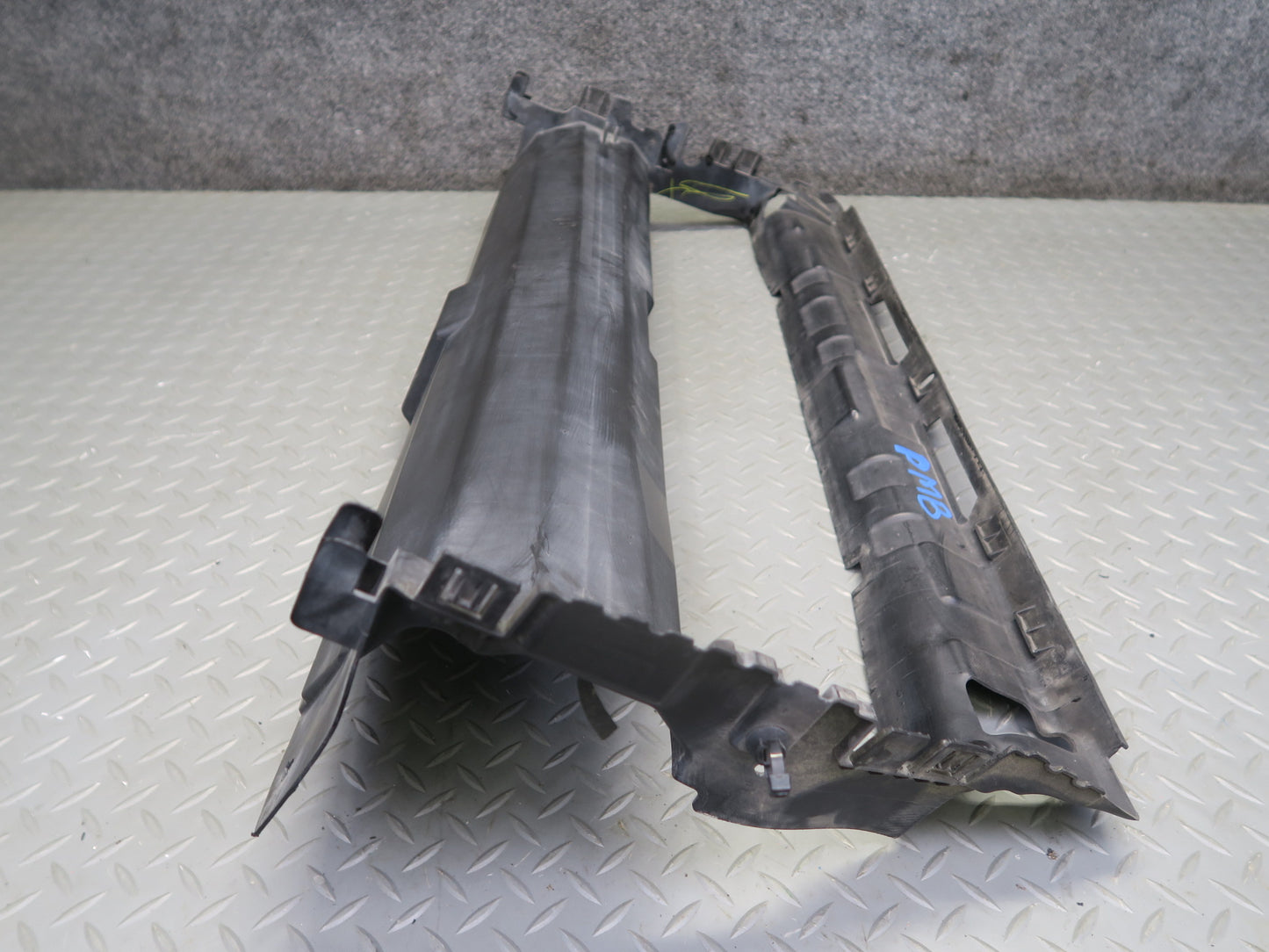 2015-2018 Porsche Macan Turbo Center Radiator Support Air Duct Guide