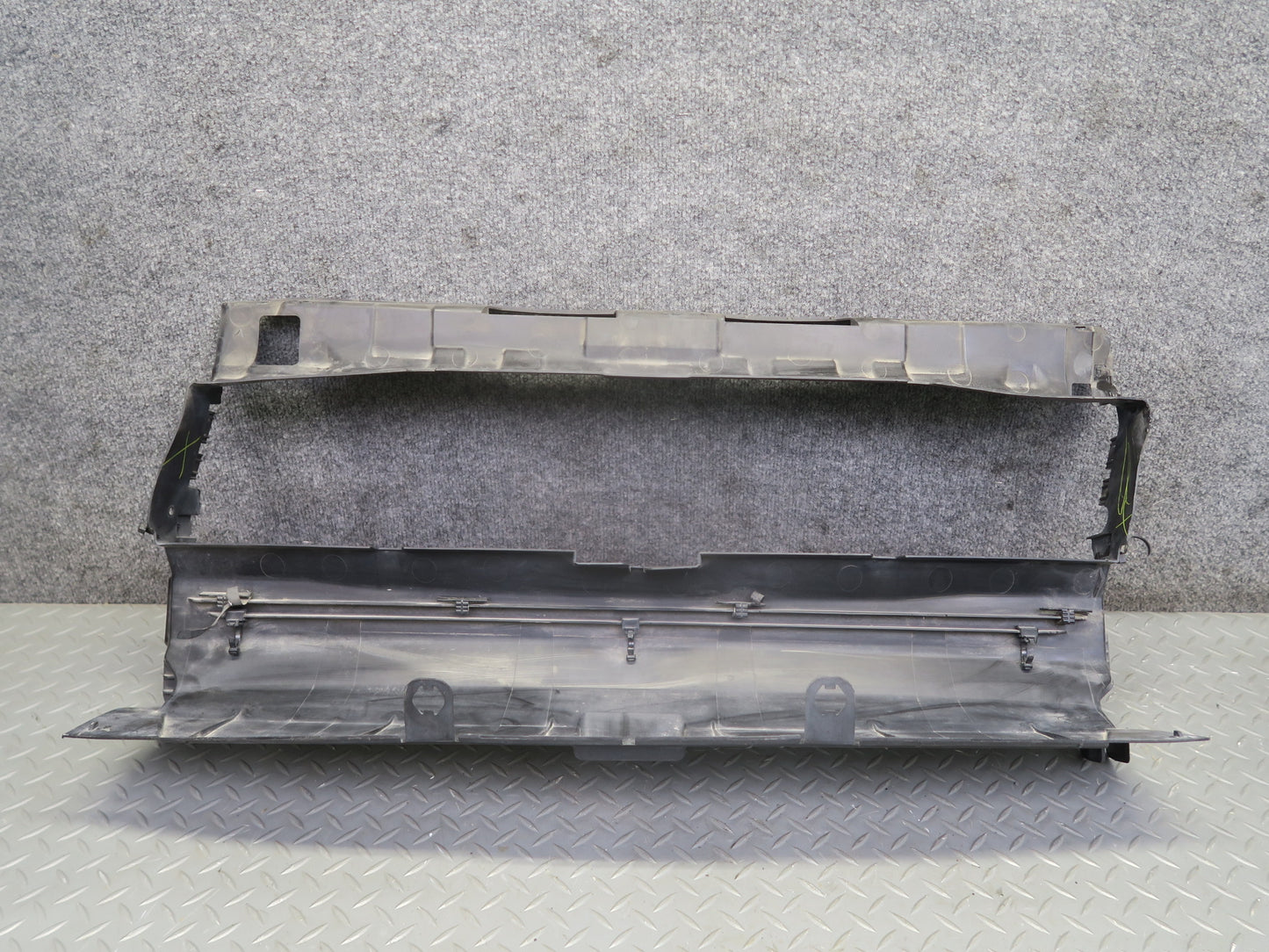 2015-2018 Porsche Macan Turbo Center Radiator Support Air Duct Guide