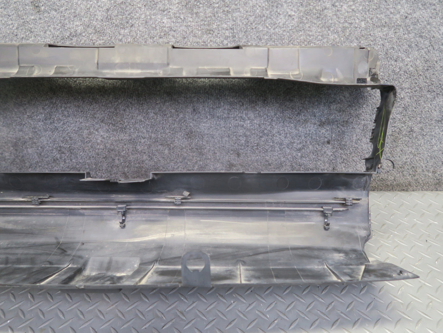2015-2018 Porsche Macan Turbo Center Radiator Support Air Duct Guide