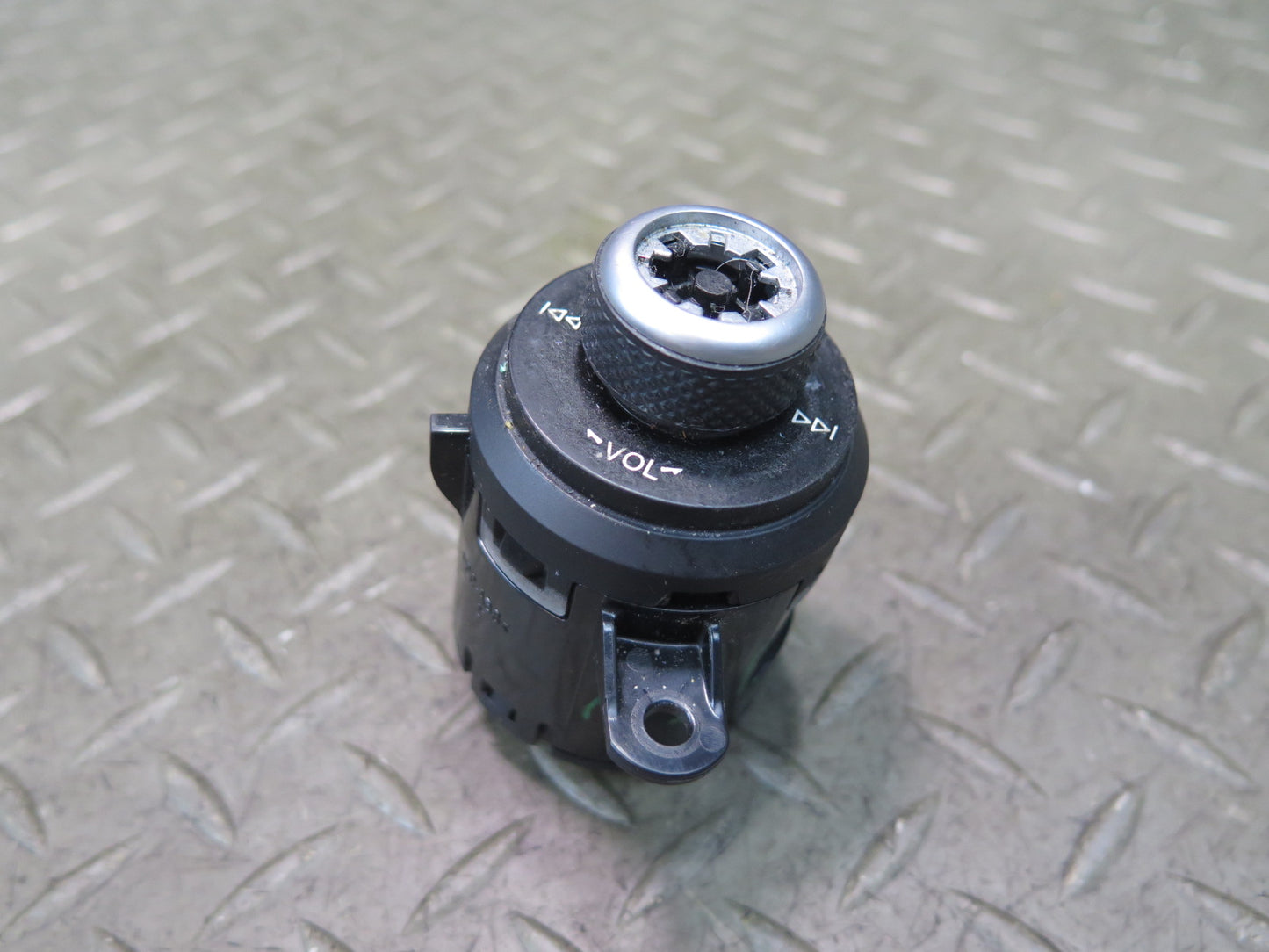 2017-2019 Alfa Romeo Stelvio Center Console Radio Stereo Volume Control Switch
