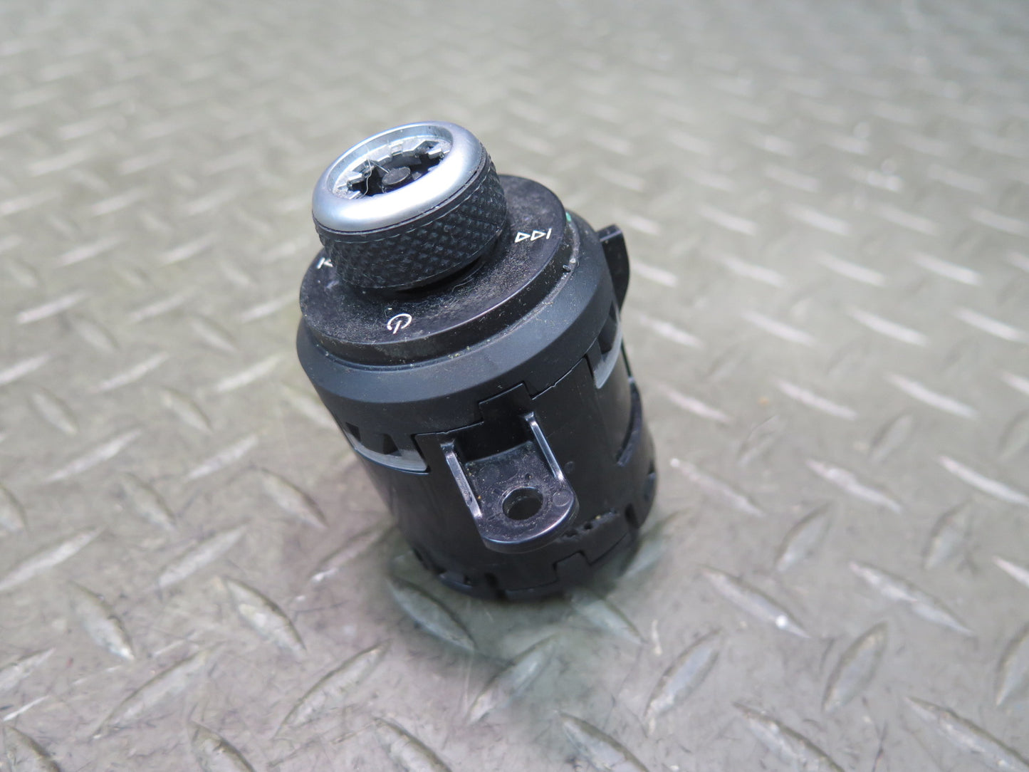2017-2019 Alfa Romeo Stelvio Center Console Radio Stereo Volume Control Switch
