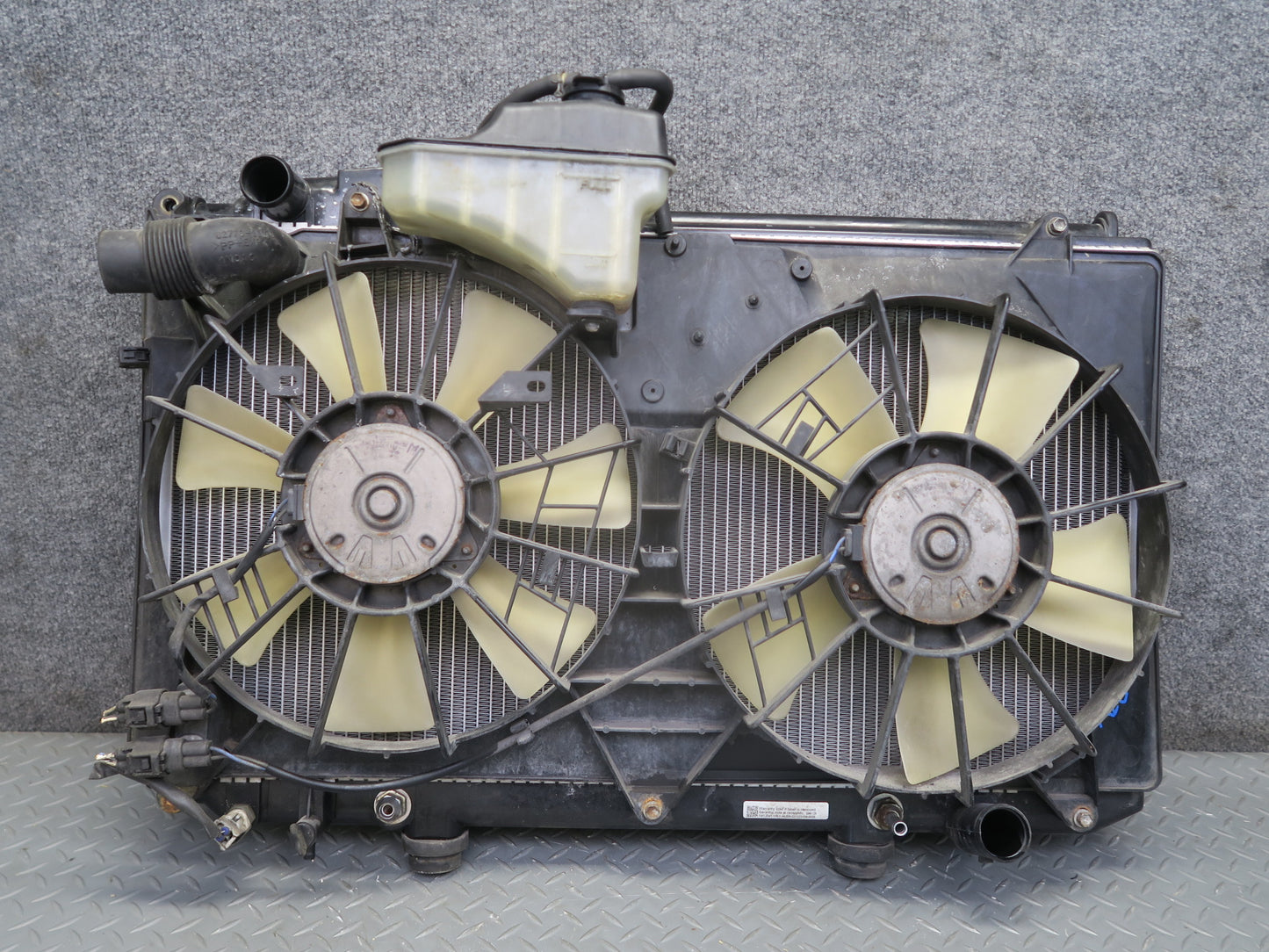 01-05 Lexus GS430 4.3L 3UZFE Engine Cooling Radiator w Fan & Shroud Assembly OEM