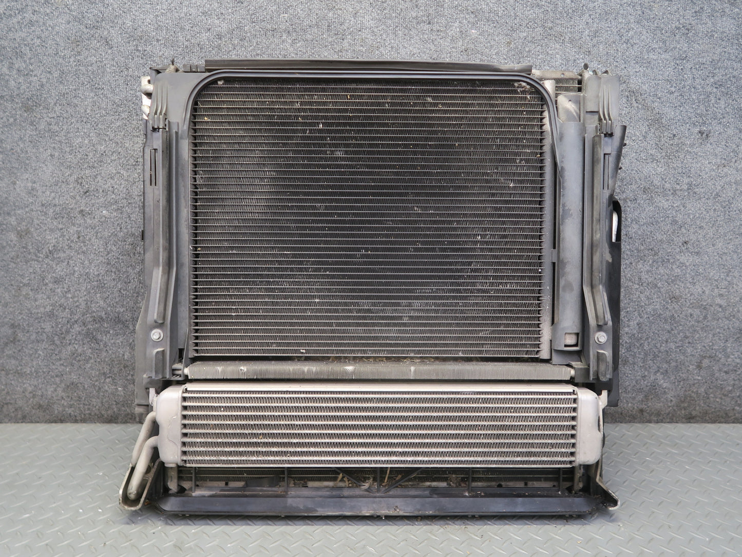 04-06 BMW E53 X5 4.8L N62 Radiator A/C Condenser Oil Cooler Fan Shroud Assembly
