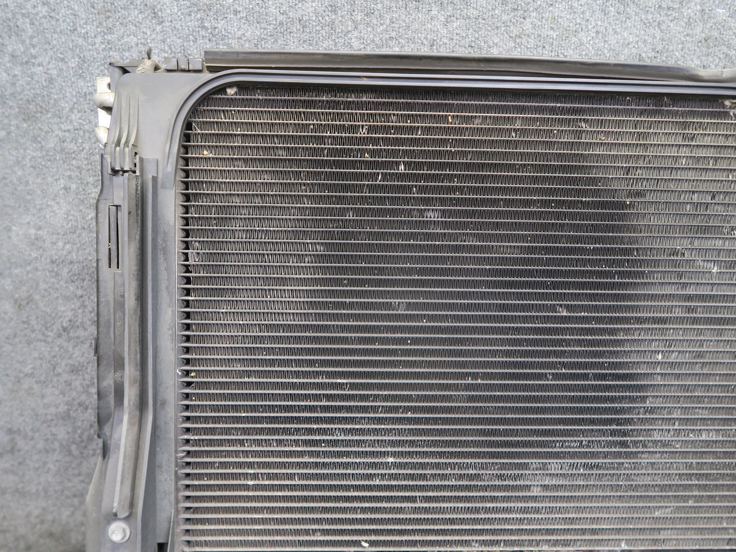 04-06 BMW E53 X5 4.8L N62 Radiator A/C Condenser Oil Cooler Fan Shroud Assembly