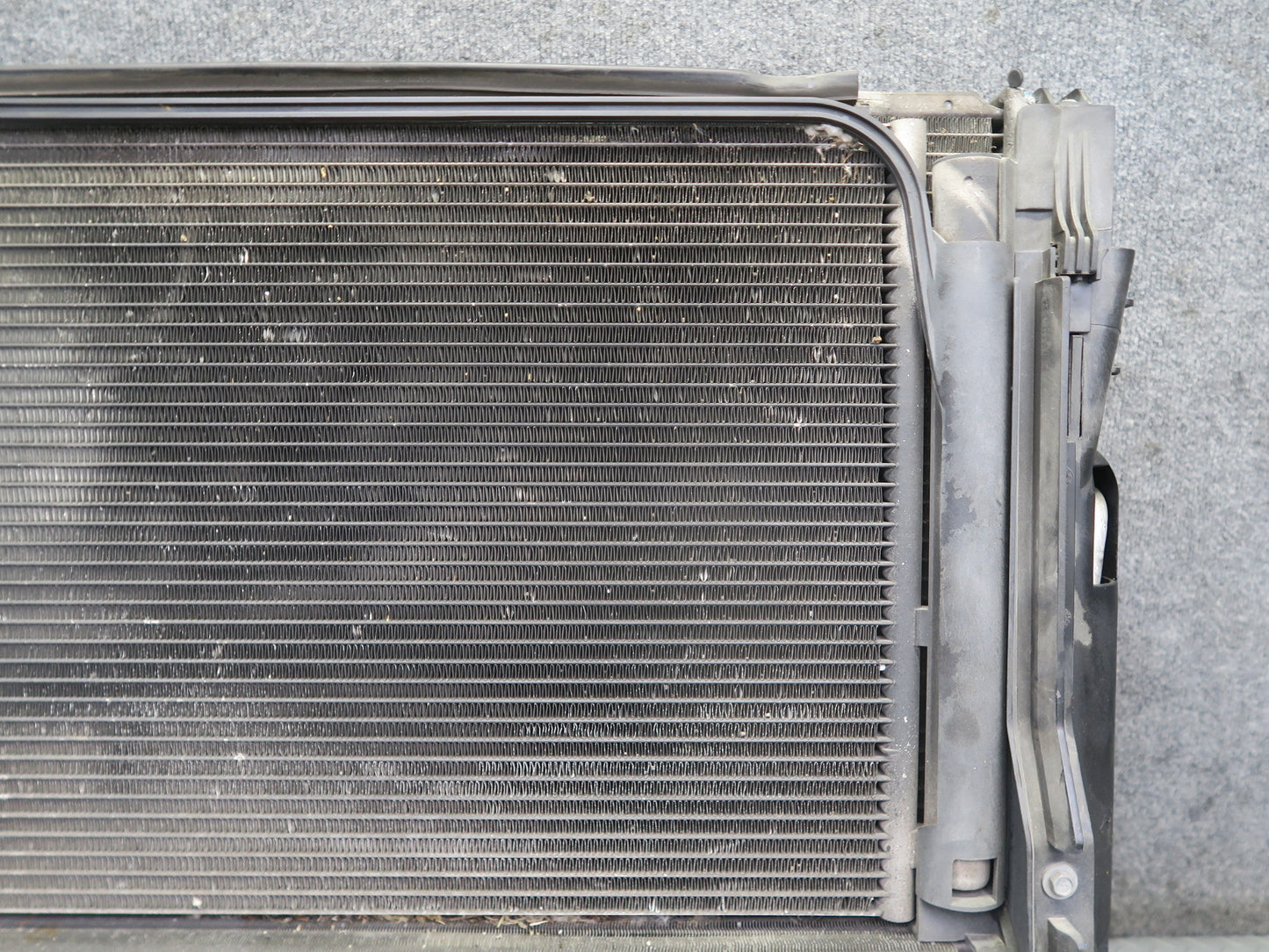 04-06 BMW E53 X5 4.8L N62 Radiator A/C Condenser Oil Cooler Fan Shroud Assembly