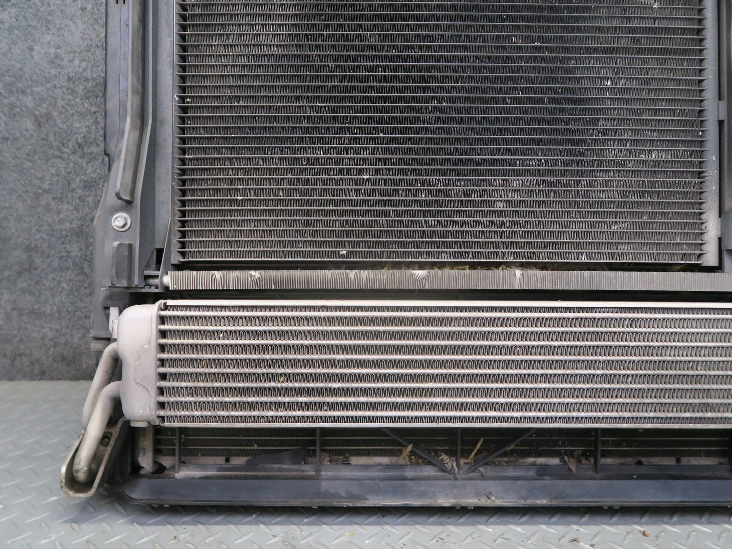 04-06 BMW E53 X5 4.8L N62 Radiator A/C Condenser Oil Cooler Fan Shroud Assembly