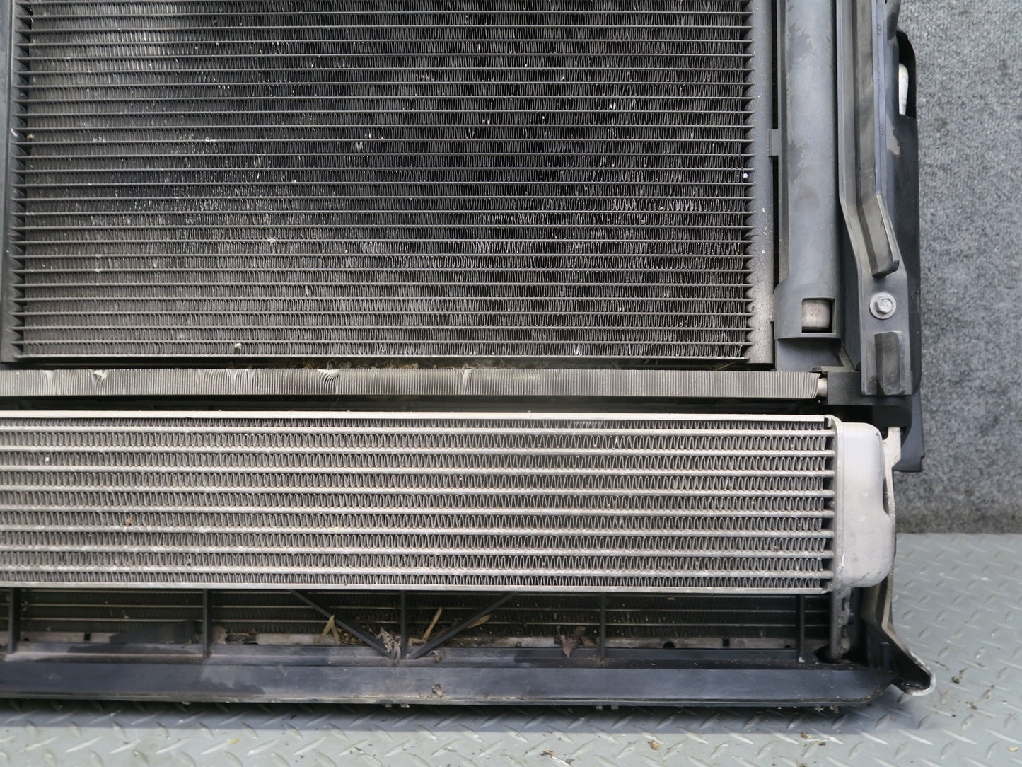 04-06 BMW E53 X5 4.8L N62 Radiator A/C Condenser Oil Cooler Fan Shroud Assembly